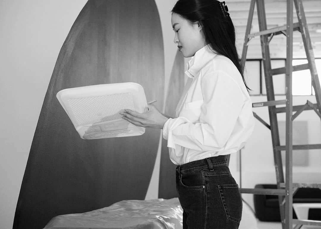 NATALIE LIAOさんのインスタグラム写真 - (NATALIE LIAOInstagram)「My name is Fong Min Liao and I made the decision to pursue a fine art career in 2018, by producing my very own solo exhibition of paintings I had created over the course of a year and half prior. These past 2 years, I’ve grown in ways I never thought possible and for that I am so grateful.  I don’t come from a family of big wealth. I have been supporting myself since I was 19 years old as my parents had cut me off financially when they found out I dropped out of college. I felt free when that happened. I was determined to find my own path. From age 19 to 21, I worked in fine dining restaurants in Los Angeles because I didn’t know what I wanted to do. Waitressing was a simple and quick way to make money without having to exert much mental power. Which to me is the most valuable. That time of my life is valuable to me because it taught me many lessons.  When my “don’t know what I’m doing with my life” reached its peak in summer of 2016, I knew I had to be proactive to find out. The only thing I knew was that I wanted to story tell. That had always been the driving force of my creative pursuits. When I rediscovered my love for painting that year after deciding to pick up the brush to find solace for my heart at the time, I knew this was it. That painting would be my medium to share stories.  I did not have any connections to anyone in the arts industry. Nor did I have any idea how I would even begin. But I believe the Universe honored my vision and placed tests and obstacles in my life for my growth. What I never wavered from was listening to my heart and intuition and continuing to nurture them. This is only the beginning of my story. I’m still learning not only about myself, but how I wish to move within this world. Because the impact of our actions affect more than we know. I hope that sharing my story will encourage you to never hesitate to be true to your own being. As we all have stories within us that are meant to be shared.  Thank you @dpodmore for these photos ❤️ #FongMinLiao」6月11日 6時55分 - fongminliao