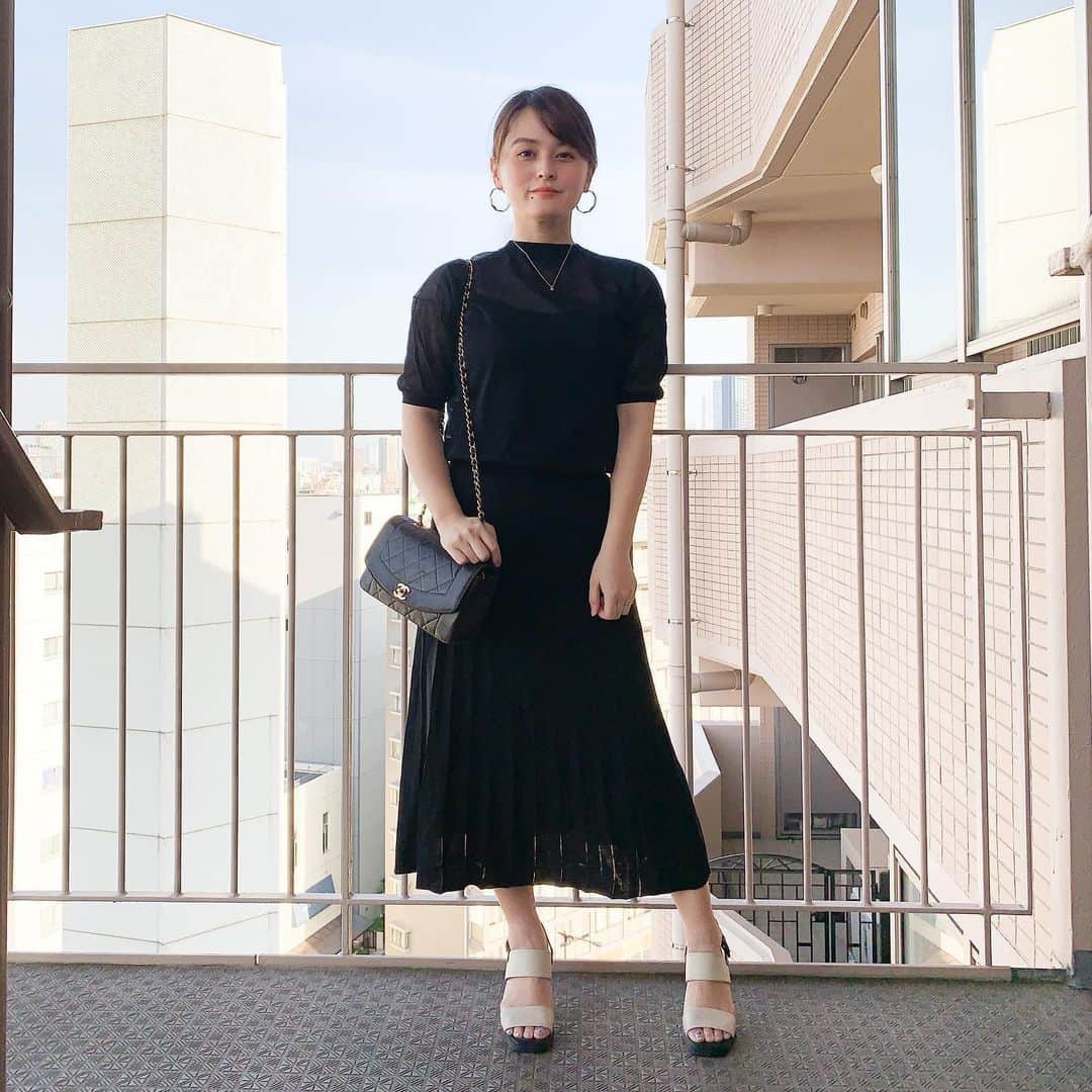 のインスタグラム：「珍しく真っ黒スタイル❣️引き締まって見える✨ ちなみに中に最近話題の補正下着を着てます笑 ・ tops #drwcys skirt #drwcys bag #chanel shoes #geox ・・・ #instafashion #fashion #coordinate #instacoordinate #outfit #ootd #ファッション #コーディネート#ol #olコーデ#プレぽちゃ」