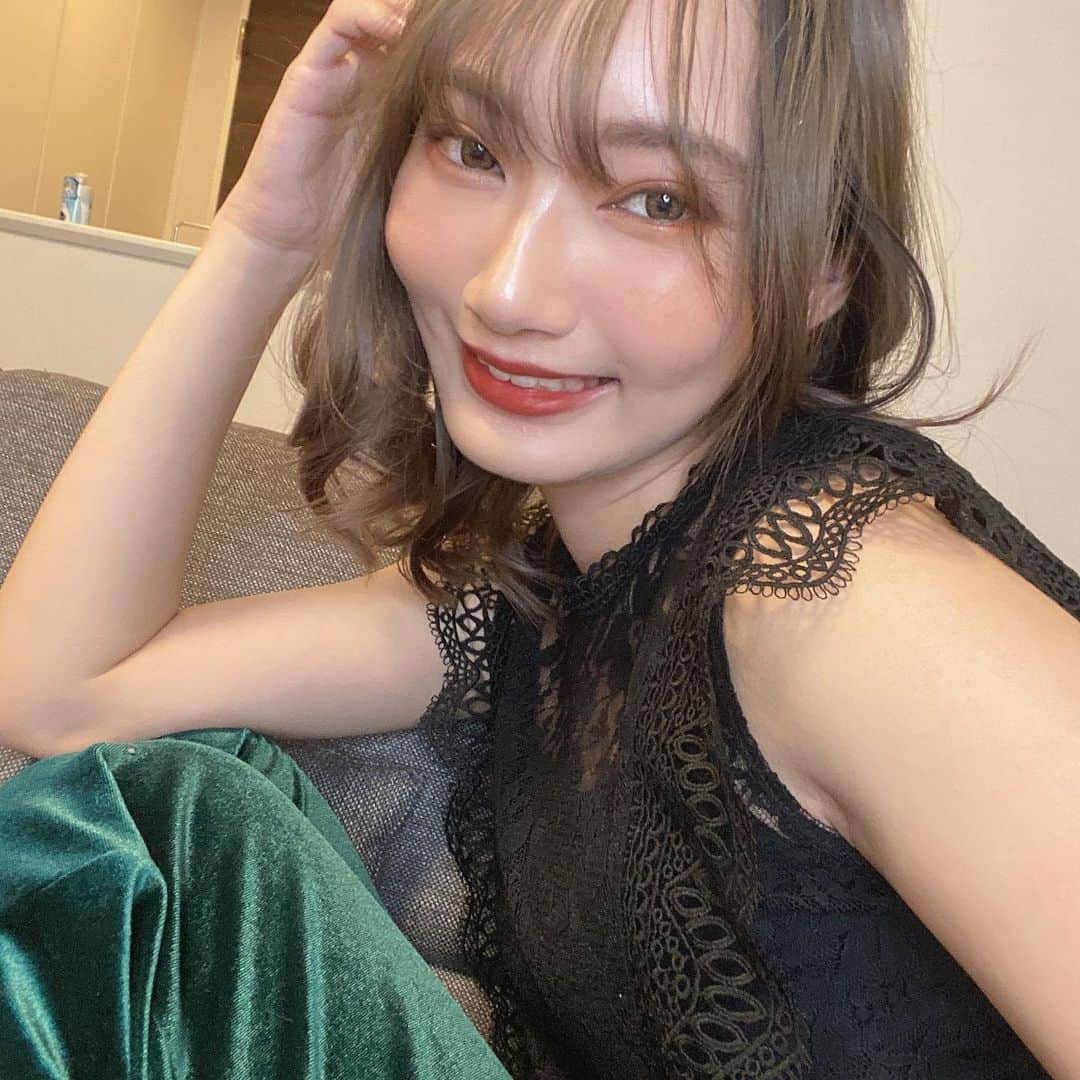 ゆりのインスタグラム：「最近本格的に暑くなってきたからノースリーブ解禁しました😂 レースたっぷりで二の腕カバーしてくれるから助かる...！ #gu_for_all  #GUstyle #gupr #Tシャツ #レースデザインT」