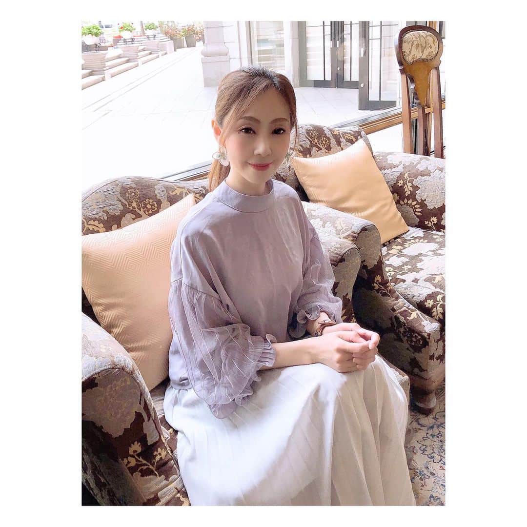 のインスタグラム：「・ 皆さま、おはようございま〜す♬ 本日はおでかけショットですっ❤︎ 先日のアフタヌーンティーに行った時に 「ラスイート」さんのロビーでパシャリ。。。📸 この日のヘアーは暑くて… ローポニーにしてみたよっ♬ この後はアフタヌーンティーで楽しみました〜❤︎ 動画もpostしますので… 良かったら見てくださ〜い♬ ・ #アップヘアー#撮影#モデル#大原由美子#model#関西モデル#神戸モデル#模特#写真を撮るのが好きな人と繋がりたい #fashion#ヘアアレンジ#お洒落さんと繋がりたい#ファッションモデル#fashionmodel#サロモ#jaiguru#夏コーデ#インフルエンサー になりたい#写真家さんと繋がりたい#Japanesemodel#모델#カメラマンさんと繋がりたい #カメラ女子#fashion#写真好きな人と繋がりたい#ファインダー越しの私の世界 #被写体#ootd #ラスイート#webモデル」