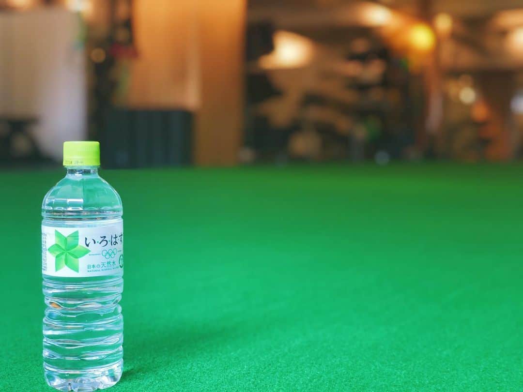 FLUX CONDITIONINGSさんのインスタグラム写真 - (FLUX CONDITIONINGSInstagram)「水分補給で熱中症対策を﻿ ﻿ ﻿ 今日から関東も梅雨入りとの予報も出てますが、熱中症のポイントは湿度です。﻿ ﻿ ﻿ 湿度が高い場所では汗が蒸発しにくいので、身体から空気へ熱を放出する能力が減少し熱中症を起こしやすくします。﻿ ﻿ 涼しい洋服を選ぶことやこまめな水分補給を心がけて暑さ対策をしっかりとおこないましょう！﻿ ﻿ ●熱中症の初期症状﻿ ・手足が痺れる﻿ ・めまい、立ちくらみがある﻿ ・ぼーっとする　etc.﻿ ﻿ 少しでもいつもと違うなと感じた場合は涼しい場所へ移動して休息を心がけましょう。﻿ ﻿ FLUX CONDITIONINGS﻿ ﻿ ﻿ #fluxconditionings #flux #conditioning #training #workout #gym #daikanyama #shibuya #コンディショニング #トレーニング #フラックス #ボディメイク #ダイエット #食べすぎ #春に向けて #機能改善 #不調改善 #肩こり改善 #姿勢改善 #猫背改善 #日常生活 #トレーニングライフ #運動習慣作り #ワンランク上の生活 #代官山ジム #渋谷 #熱中症対策 #水分補給 #湿度注意 #梅雨入り」6月11日 7時22分 - flux.conditionings