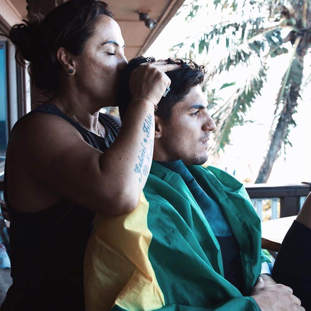 ガブリエル・メディーナのインスタグラム：「Happy Birthday to my mom❤️ ll Feliz aniversário mamãe, Deus te abençoe e te proteja, Obrigado por ser essa mãezona. Desejo tudo de melhor na sua vida. Te amo muito, e sempre juntos como sempre foi 🙏❤️ @simonemedina」