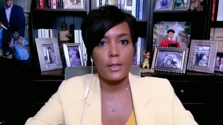 オプラ・ウィンフリーのインスタグラム：「We’re going through a reckoning right now and it’s not only about police violence against Black people, but the systemic racism that’s rooted in the soul of our country. For the first time it feels like a lot more people are waking up and recognizing that, but in this moment, will we do better? How can we move forward? So on part two of my #OWNSpotlight special, “Where Do We Go From Here?” we’ll be discussing what white privilege really is and what we want as a result of this moment (like Atlanta Mayor @keishabottoms is explaining here). Join me tonight at 9|8c on @OWNTV or on my Facebook page at 10|9c.」
