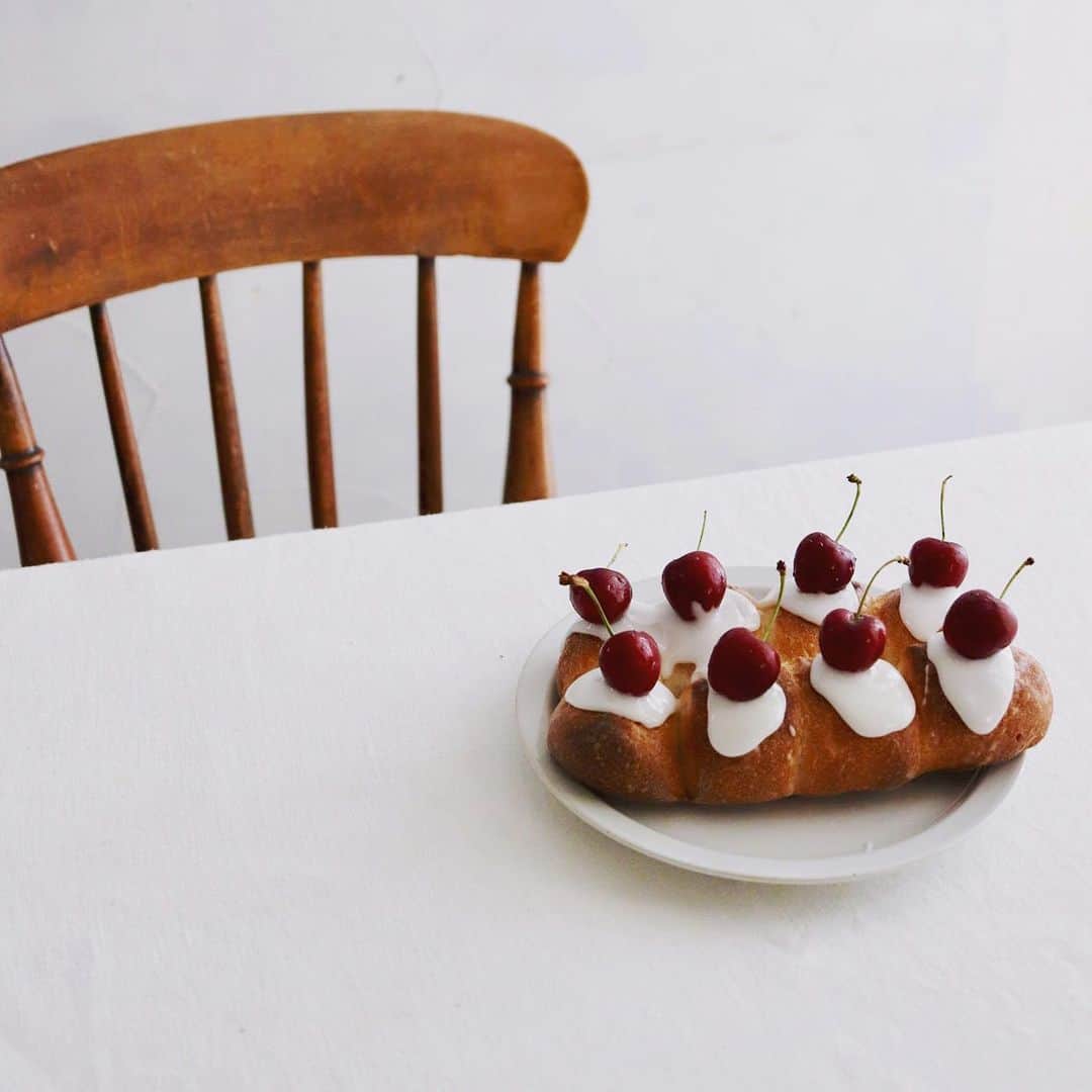 のインスタグラム：「Today's breakfast . 今朝のパンは甘め。 ちぎりフランスに アイシングを塗り チェリーをのせて。 . . #🍒 #朝パン #菓子パン #アメリカンチェリー #石窯ちぎりフランス #takakibakery」