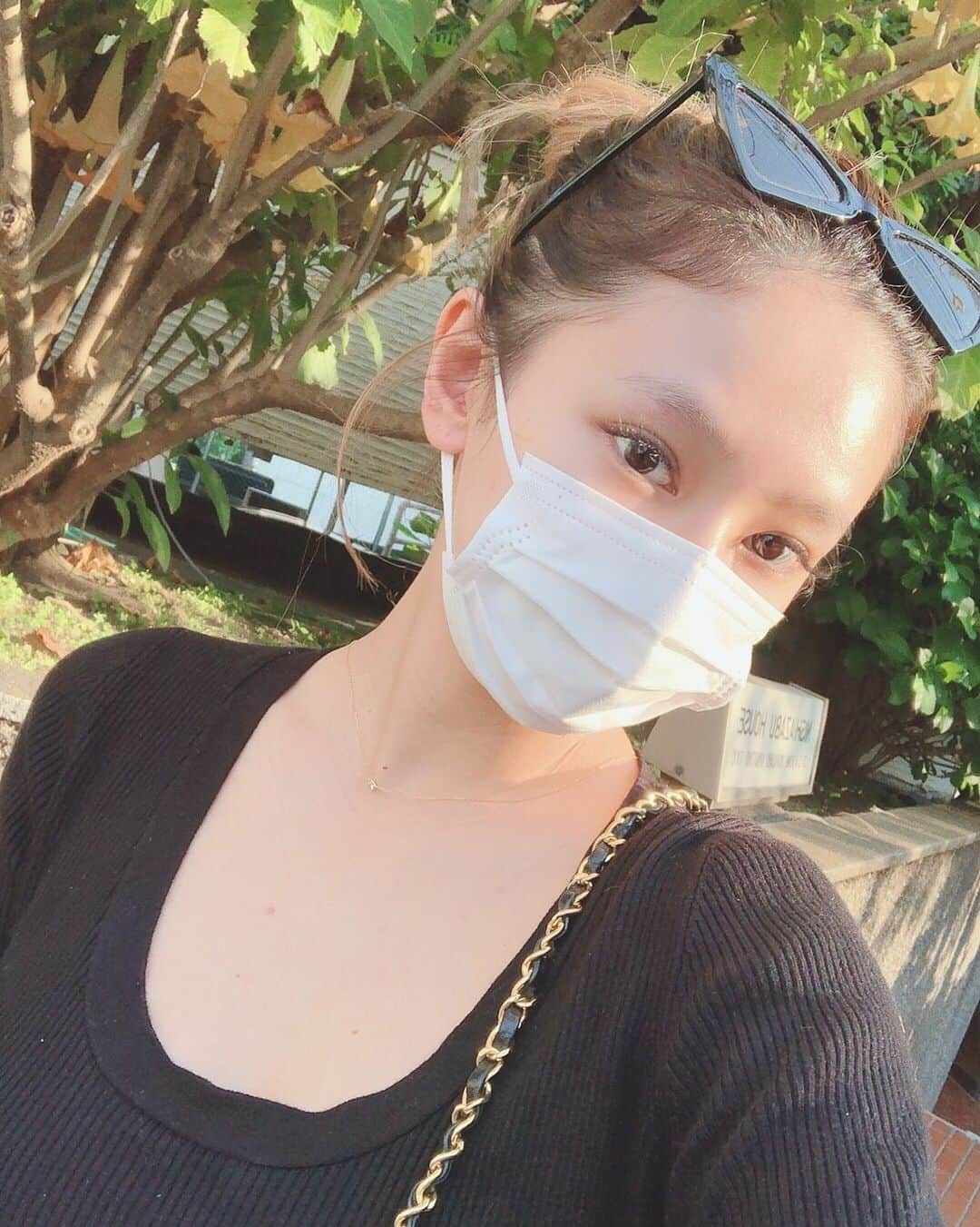 椿彩加のインスタグラム：「. おっはよ☀️ . 仕事の休憩でふて散歩が 気晴らしにぴったり🐶 . #おっはよ #ずっと家にいるのも #頭おかしくなるな #ふて散歩 #暑いし #そろそろ #マスク #しんどい #眉毛 #ないけど #日の当たり具合で #さらに飛んで #もう全くございません」