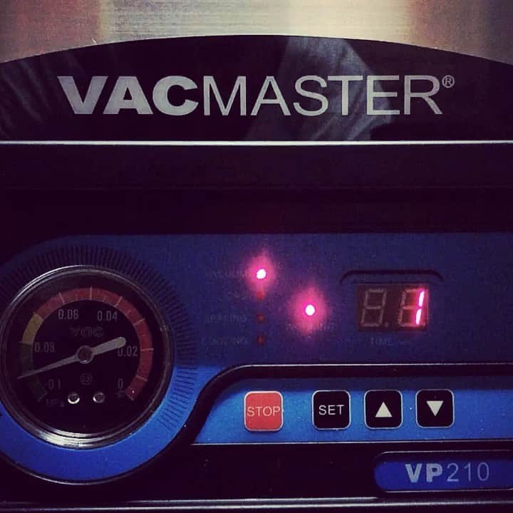 ケリスのインスタグラム：「Love the sound of this!!! @Working on something special and keeping things fresh with my @vacmasterfresh Vacuum seeling is my favorite way to keep all types of goodies fresh and ready to eat at any time. Also prevents meats and other foods from getting freezer burn. Very imprtant in any chefs kitchen」