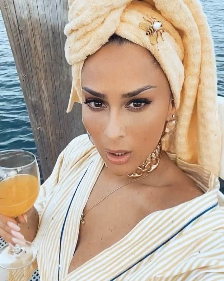 ベロニカ・ベガのインスタグラム：「GOOD GIRL VIDEO LIVE‼️‼️‼️‼️ #LINKINBIO Chokers: @sevillemichelle Earrings: @kumi_chic」