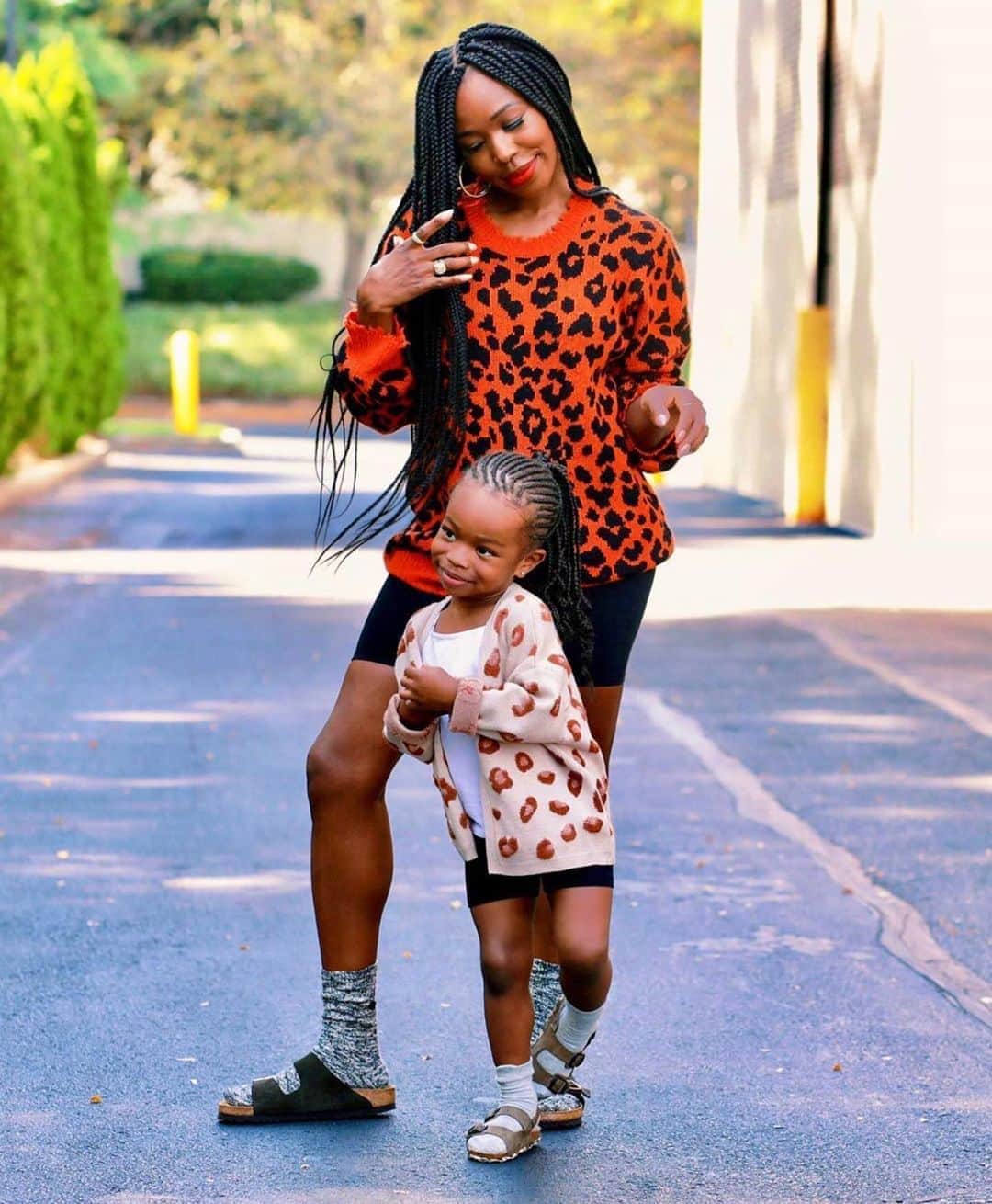 ジュリア・ロバーツのインスタグラム：「Motherhood is one of the most incredible experiences in life. With a 3-year old daughter and one in the oven, I can’t ignore the fact that Black maternal death rates are astronomically high in this country, a public health issue steeped in racism. Black women are 243% more likely to die during their pregnancy or birth compared to white women. Black infants are also 2x more likely to die by their first birthday. While the stats are scary, especially for a Black mother like myself, remember that race is not a risk factor for death. Our lived experiences in our bodies and chronic confrontations with racism leave us vulnerable to disparate outcomes from health inequities to a lack of access to care. Since racism is part and parcel of being black in America, many women suffer in silence, never revealing their stories of traumatic birth or frank mistreatment and disregard by medical personnel.  We all have a right to freedom from discrimination and bias while birthing our children. As a collective voice, we can demand that racism in healthcare be dismantled.  So where do we start?  1 - Let's work to dismantle racism within our family and social circles. This means calling out bigoted thinking and white privilege on the spot, reminding people that we as a country are evolving past this archaic and dangerous way of thinking.  2 - Acknowledge the truth. Racism permeates the deepest core of our society, and lives are lost because of it. #BlackLivesMatter too.  3 - Show up and listen with compassion. If you’re reading this, you have already started this step. Please continue to do so within your social circles.  4 - Follow and support causes that are doing this work. I’m posting a list of Black doctors to follow and organizations working in the reproductive justice space (see Stories). — @kahlanabarfield  #ShareTheMicNow」