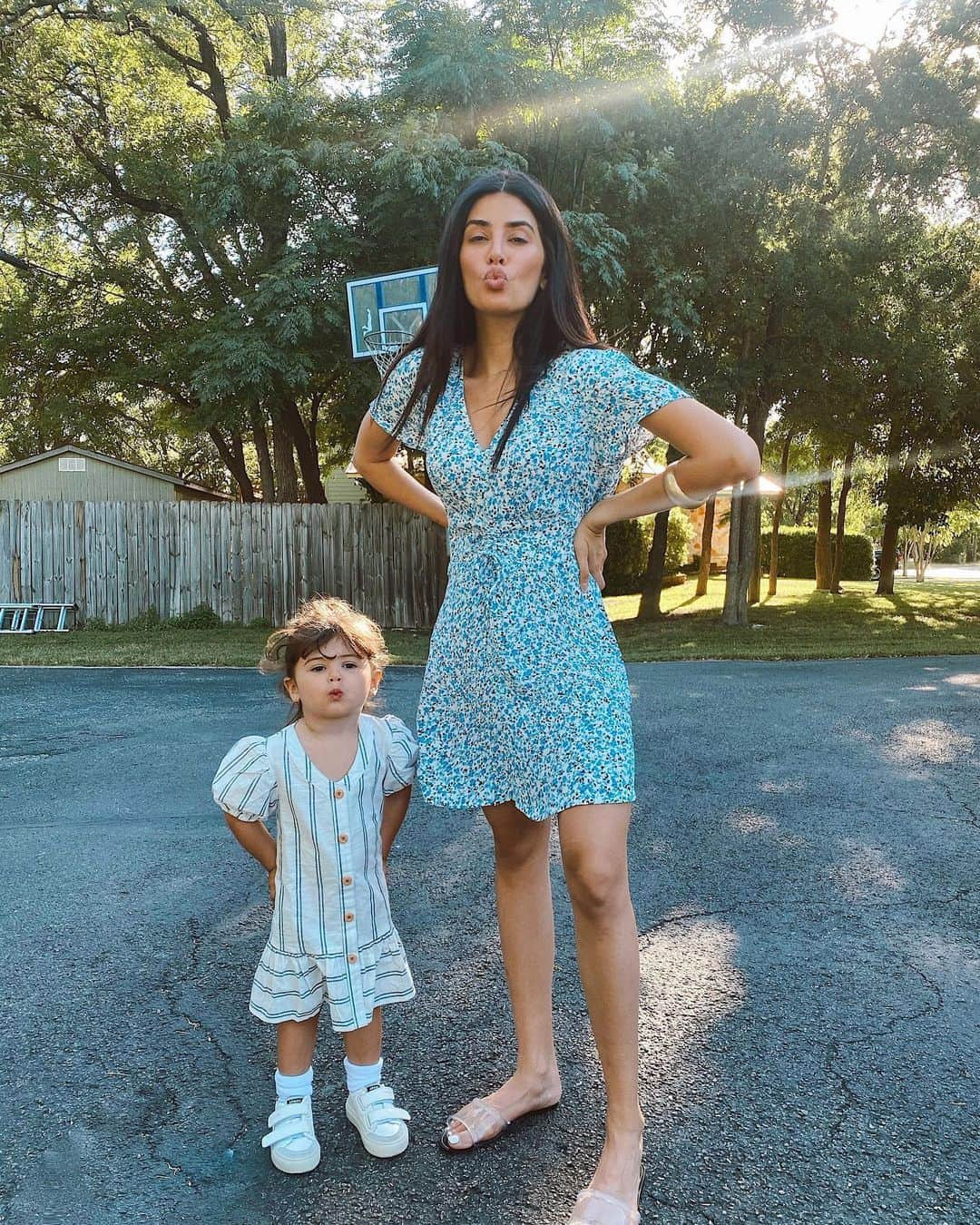 Sazan Hendrixさんのインスタグラム写真 - (Sazan HendrixInstagram)「You know your kid is too much when she goes, “mama, hands on the hips” when daddy told us to strike a pose in our summer dresses! 😂🤣 #icannot  #myminime #besties #teenyandme」6月11日 8時34分 - sazan