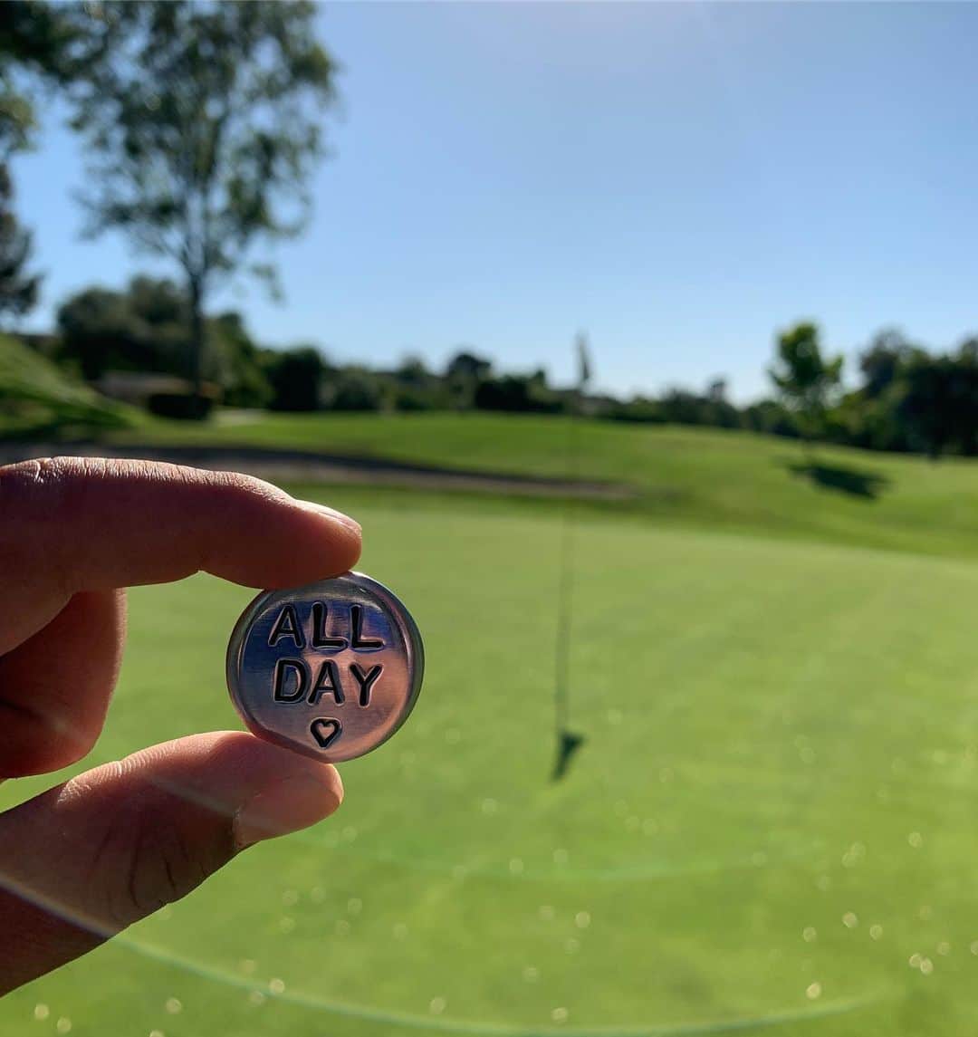 リセット・サラスのインスタグラム：「Thank you @hotbirdiegolf for my custom ball marker! #AllDay 🖤」