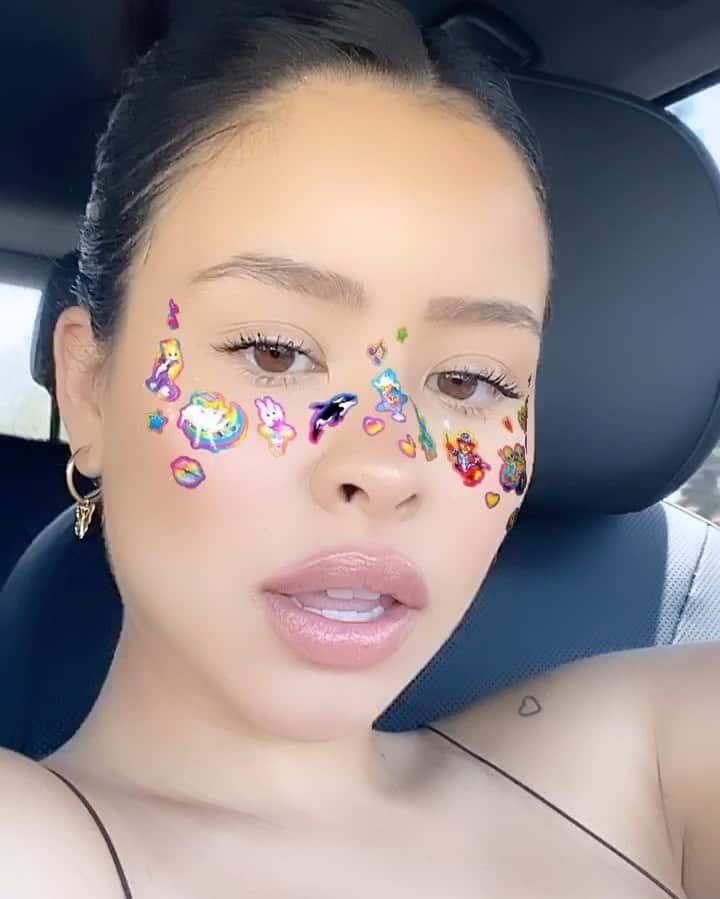シエラ・ラミレスのインスタグラム：「What’s one thing you’ve done this week to help make the world a better place? 🌎💕」