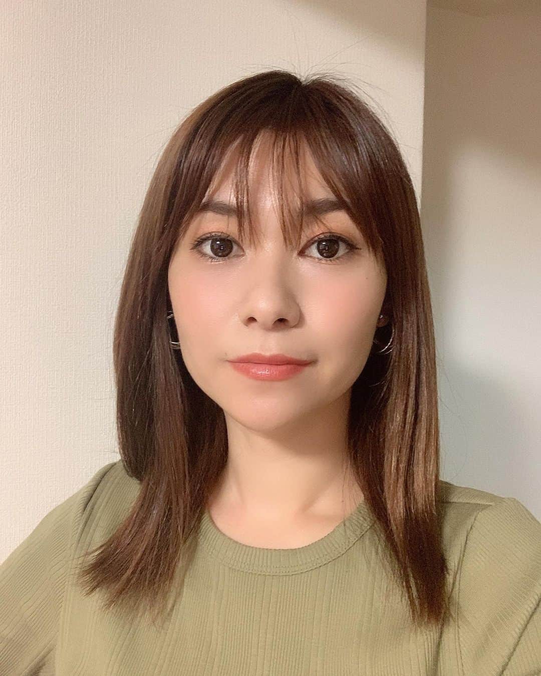吉田奈央さんのインスタグラム写真 - (吉田奈央Instagram)「髪爆発の癖っ毛🤯 ＊  これまた癖が強いんじゃ…。 ＊  ってことで梅雨入るし縮毛矯正で 髪圧縮袋🦱 ＊  だいぶ頭小さくなれたわ🙄笑 ＊  前髪もシースルーてやつやってみた きゃースルーしないでー。爆 ＊  3枚目が爆発中のとき🤯🤯 ＊  #イメチェン#ヘアカット#縮毛矯正#シースルーバング #シースルー前髪 #アラサー女子 #アラサーママ#大人女子#大人メイク#大人カジュアル#きれいめカジュアル#ママコーデ#ママファッション#ママライフ#男の子ママ#美意識高い人と繋がりたい」6月11日 8時46分 - nao70818