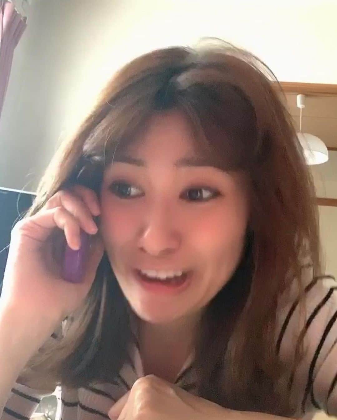吉田奈央さんのインスタグラム写真 - (吉田奈央Instagram)「髪爆発の癖っ毛🤯 ＊  これまた癖が強いんじゃ…。 ＊  ってことで梅雨入るし縮毛矯正で 髪圧縮袋🦱 ＊  だいぶ頭小さくなれたわ🙄笑 ＊  前髪もシースルーてやつやってみた きゃースルーしないでー。爆 ＊  3枚目が爆発中のとき🤯🤯 ＊  #イメチェン#ヘアカット#縮毛矯正#シースルーバング #シースルー前髪 #アラサー女子 #アラサーママ#大人女子#大人メイク#大人カジュアル#きれいめカジュアル#ママコーデ#ママファッション#ママライフ#男の子ママ#美意識高い人と繋がりたい」6月11日 8時46分 - nao70818