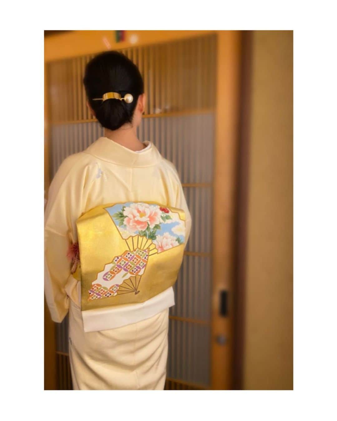 川村亜紀さんのインスタグラム写真 - (川村亜紀Instagram)「昨日ポストした#きものコーディネート の後ろ姿はこちらです。 お太鼓部分も華やかで品のある美しさが好きです。  #お着物 や #歌舞伎 など #日本の伝統 が長く守られ受け継がれますように。 #kimono #kimonocordinate #japanesekimono #japanesetradition #beautifultradition #lovekimono  #instakimono  #お着物 #お着物コーディネイト #きものコーディネート #日本の伝統 #守るべきもの #帯とお着物 #帯締めと帯揚げ #お草履とバッグ #帯留め #組み合わせが楽しい  #袷 #飛び柄小紋  #金箔の帯 #名古屋帯  #長吉呉服店 さん #サスティナブルファッション  #亜紀の和装記録」6月11日 8時46分 - _aki1015_