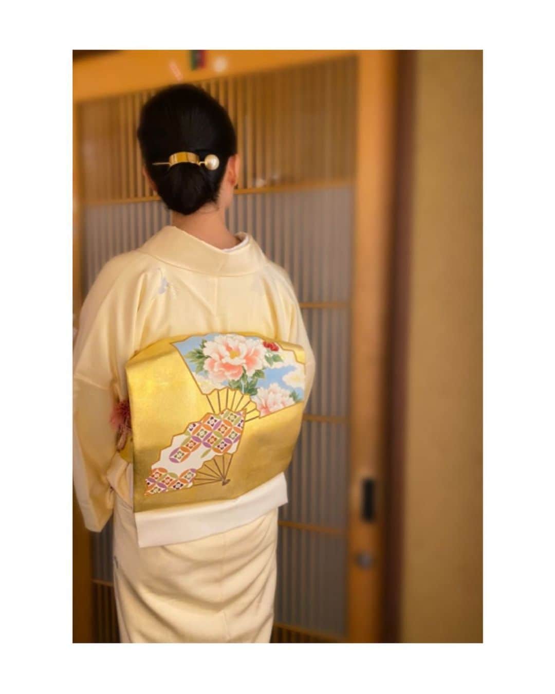のインスタグラム：「昨日ポストした#きものコーディネート の後ろ姿はこちらです。 お太鼓部分も華やかで品のある美しさが好きです。  #お着物 や #歌舞伎 など #日本の伝統 が長く守られ受け継がれますように。 #kimono #kimonocordinate #japanesekimono #japanesetradition #beautifultradition #lovekimono  #instakimono  #お着物 #お着物コーディネイト #きものコーディネート #日本の伝統 #守るべきもの #帯とお着物 #帯締めと帯揚げ #お草履とバッグ #帯留め #組み合わせが楽しい  #袷 #飛び柄小紋  #金箔の帯 #名古屋帯  #長吉呉服店 さん #サスティナブルファッション  #亜紀の和装記録」