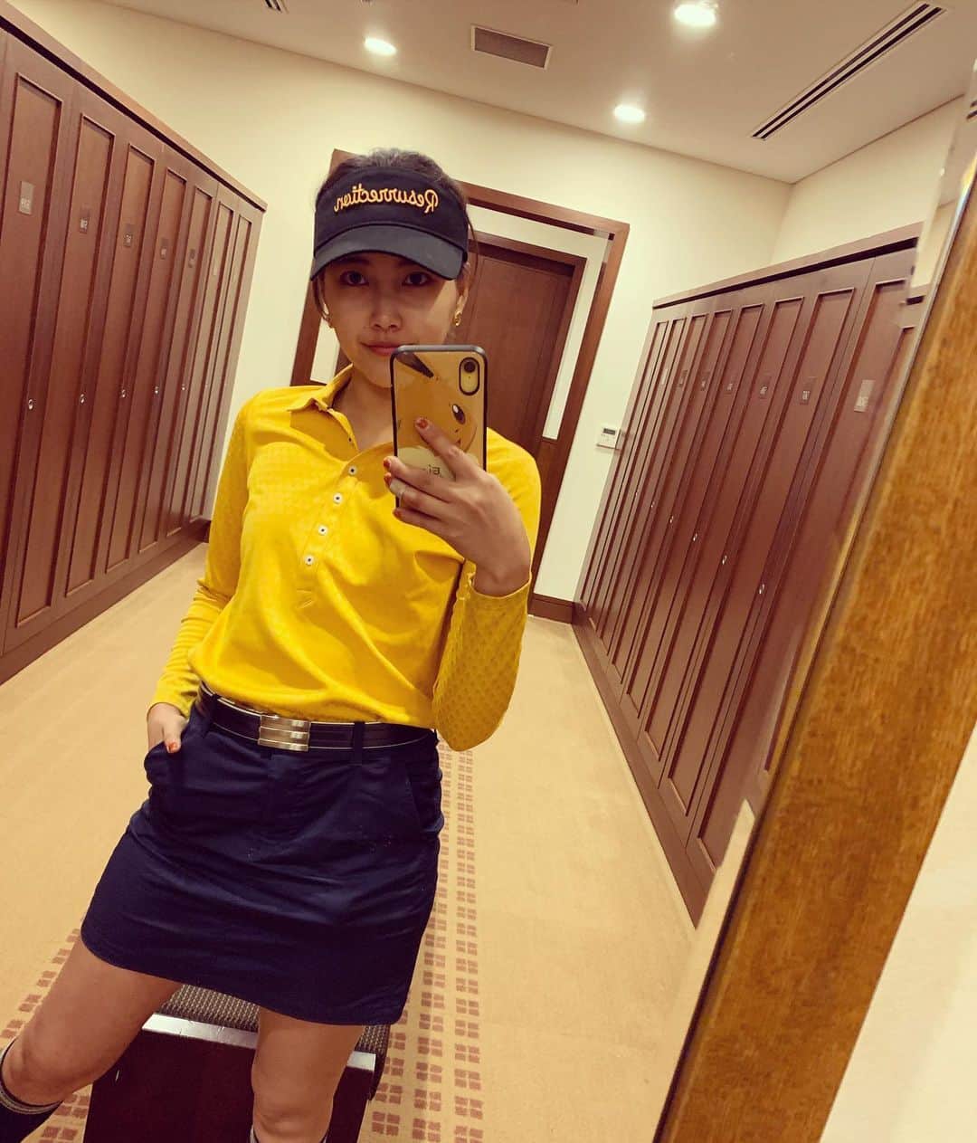 のインスタグラム：「この黄色いウェアでラウンドしたらめっちゃハチに追いかけ回された🐝  虫って黄色好きだよね笑  目線どこみてるか分かんない😂 気にしないでください。」