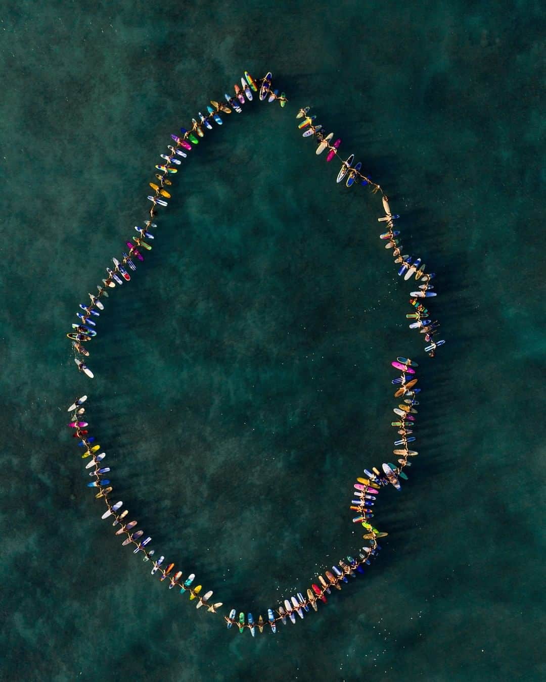 世界プロサーフィン連盟（WSL）さんのインスタグラム写真 - (世界プロサーフィン連盟（WSL）Instagram)「📍 Honolulu, Hawaii . 🌎  Paddle outs in solidarity with the #BlackLivesMatter movement are taking place in oceans around the world. . Photos: @connortrimble」6月11日 9時00分 - wsl