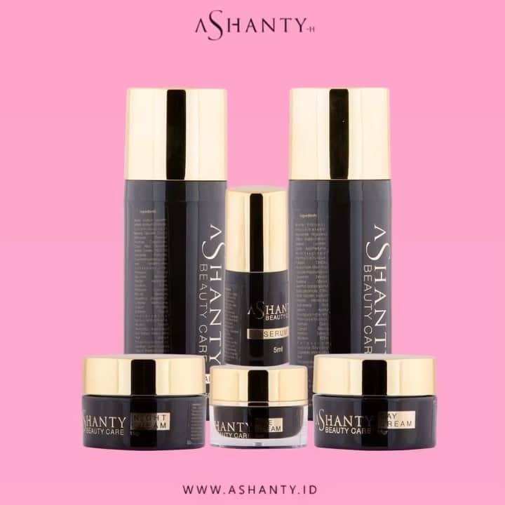 ASHANTY BEAUTY CREAM OFFICIALのインスタグラム：「Tanda - tanda penuaan dini sudah mulai tampak diwajah ? Kulit mulai kusam, kering, timbul flek hitam, kerutan atau garis halus ? Jangan paniiiiiiiik, atasi dengan Anti Aging Cream Series by @ashantyid  Tanpa tersadari sering sekali kita melakukan hal - hal yang menjadi penyebab timbulnya penuaan dini pada kulit wajah, sebelum terlambat lawan penuaan dini pada kulit wajah dengan rutin merawat dan menutrisi kulit wajah menggunakan Anti Aging Cream Series by Ashanty yang bermanfaat untuk : • Mencerahkan Wajah • Melembutkan dan Melembabkan • Melawan penuaandini • Menghilangkan Flek Hitam • Menghilangkan Kerutan • Menghilangkan Garis Halus • Menghilangkan Komedo • Merawat dan Menutrisi Kulit Wajah  Tampil lebih cantik dengan wajah cerah berseri dan terbebas dari penuaan dini dengan menggunakan Anti Aging Cream Series by @ashantyid  _____________________________ Informasi dan pemesanan  Ashanty Beauty Cream Chat Via WA : 📱 081293823950 📱 085781140354 📱 087778489900 📱 081287388885 ⚡️ Fast Respons Click Link On Bio Instagram @ashantyid ❣️ ______________________________ #ashantybeautycream #creamashanty #skincareashanty #skincare #skincareartis #skincarelokal #creamwajah #creamperawatanwajah #obatjerawat #jerawat #kosmetik #krimwajah #creamwajah #whiteningcream #ashantyid #ashanty」
