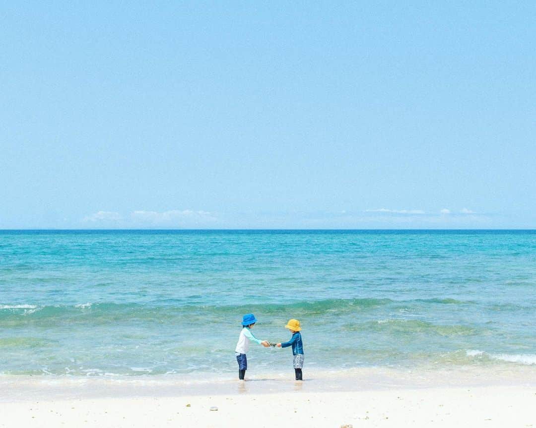 セソコマサユキのインスタグラム：「いつかの海で、なぜか海藻受け渡しの儀式をする息子たち。  おはようございます。  @squa_okinawa 更新してます。  #沖縄 #okinawa #沖縄旅行 #暮らし #ライフスタイル #SQUA #SQUAMAP #写真 #セソコマサユキ #ビーチ #beach」