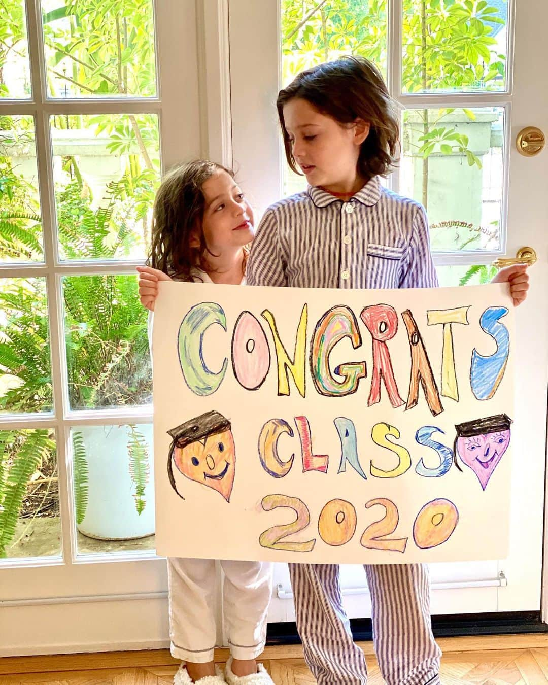 レイチェル・ゾーさんのインスタグラム写真 - (レイチェル・ゾーInstagram)「I am beyond proud of my 👼🏼 boys for completing kindergarten and 3rd grade today 😭 ❤️. I am even more proud of how deeply they love each other as brothers .  While this has been a most challenging year for us all, I believe we have learned and become even more grateful for all that matters most in life. 🙏🏻 To my children and all of the #classof2020 graduates everywhere, it is our time now to change and better the world. Our journey as students is never truly over.  XoRZ #blm #congratsgrad #youdidit 👨🏿‍🎓👩🏾‍🎓👨🏽‍🎓👩🏻‍🎓👨🏼‍🎓👩‍🎓」6月11日 9時13分 - rachelzoe