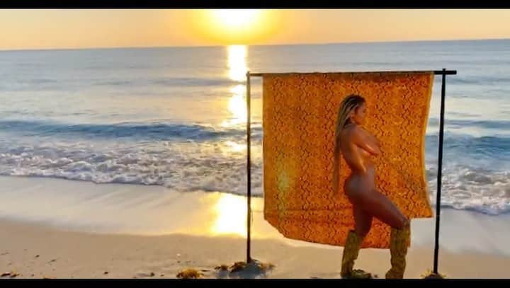 ベロニカ・ベガのインスタグラム：「“GOOD GIRLS” video officially up!!!! #LINKINBIO  I’d like to begin with thanking my sister @gia.vega for introducing me to my shooter & edit partner @shaqlive this wouldn’t have been possible without y’all. Quarantine has limited us all on locations & resources but I’m so happy we were able to capture something so honest yet visually appealing.  I’d also like to thank my best friend @grrstephy her sister @unjourjenny my stylist @demidorsey & my partner in crime @mslisaraw anddddddd @stephlecor for my LOCATIONNNNN!!!! 😝  I can only pray that in times like this we could bring you some escape. Enjoy!  PS FUK BEING A GOOD GIRL THEY ALWAYS SUFFERING ANYWAY 🤷🏼‍♀️ #Goodgirls」