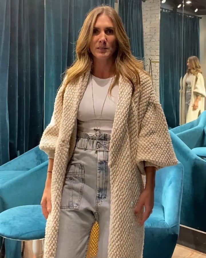 のインスタグラム：「No último vídeo com dicas de looks para o #DiadosNamorados, @biaparentepenteado fala sobre uma produção atemporal e super quentinha. Assista ao vídeo completo e encontre as peças no nosso site ou nas lojas físicas abertas. #rosacha」