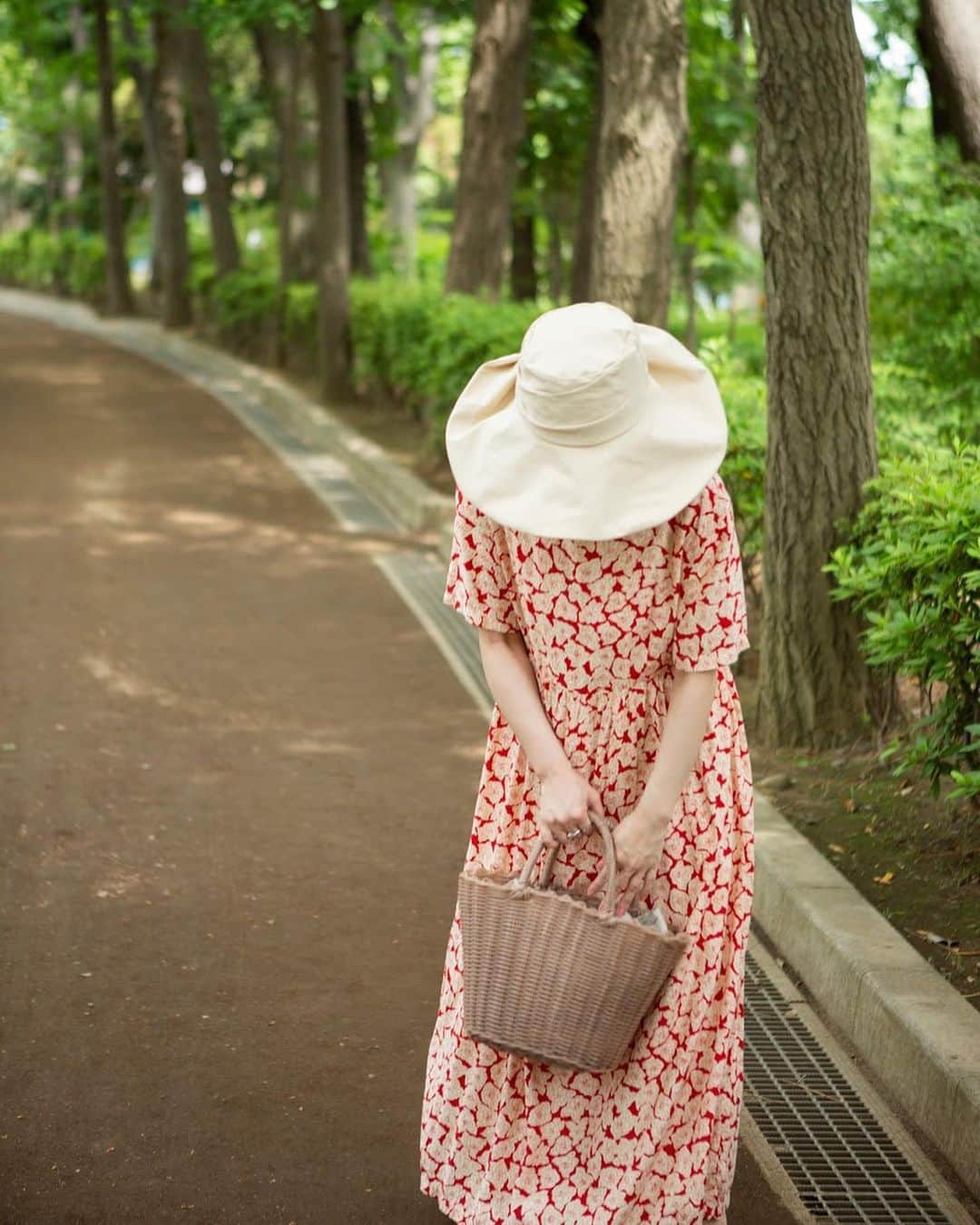 CA4LAさんのインスタグラム写真 - (CA4LAInstagram)「． ． 日々の暮らしで、今かぶりたいハット。 ． 陽射しが夏を感じさせる季節になったから、 そろそろ装いに合わせて帽子も 夏モードにシフトしたい。 公園までの散歩や日々の買い物、 形を変えながら少しずつ 日常を取り戻そうとしている今、 私たちがかぶりたくなるのは こんなハットたち。 ． ． TMT03066 カシュカシュUV CUT ¥10,450- ． ． ． #CA4LA #hat#帽子 #麦わら帽子#日除け帽子」6月11日 9時20分 - ca4la_official