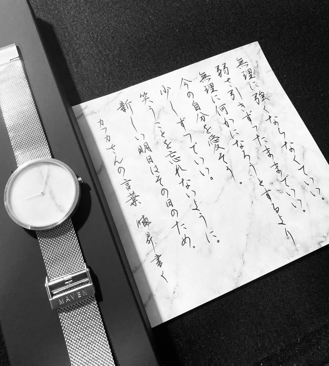 鈴木暁昇のインスタグラム：「* ◆カフカさんの言葉 * 少しずつ日常を取り戻せるよう、笑うことを忘れないように、、、心掛けて。 * *** *** *** *** *** * MAVEN WATCHES マベンウォッチズ◆ * MAVEN WATCHESのご紹介です。 * キーワードは「都市と自然」。 * MAVEN WATCHESは、現代の都市における生活とその中にある自然との絶妙なハーモニーを感じさせるステキなデザインです。 * クーポンコードは 『gyousfi』コード使用で✨10パーセントオフ✨になります。期限は2021.6.7まで * ☞MAVEN WATCHES公式サイトは下記のInstagramから簡単に飛べます。素敵な時計ばかりですので是非のぞいてみて下さい。 @mavenjapan * #mavenwatches #マベン#マベンウォッチズ#腕時計#時計#手元倶楽部  #書道 #鈴木曉昇 #和 #wabisabi #calligraphy #筆文字 #artistic #beautiful #chinesecalligraphy #墨 #sumi #書法 #japan #手書き #美文字 #手書きツイート #オリンピック #Olympic #japaneseculture #日本 #chineseculture #書道パフォーマン」
