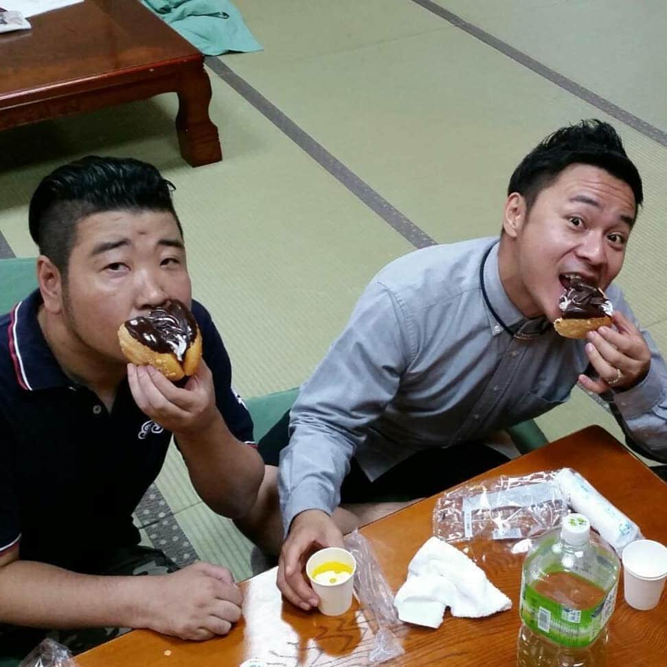 安尾信乃助のインスタグラム：「11日木曜日今日は、夜21時から高井君とインスタライブをいたしましょう。  #インスタライブ #吉本自宅劇場 #吉本新喜劇 #よしもと新喜劇 #おやつの時間からディナーの時間に変更 #高井俊彦 #安尾信乃助」