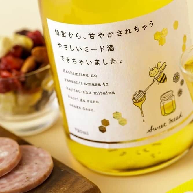 KURAND@日本酒飲み放題さんのインスタグラム写真 - (KURAND@日本酒飲み放題Instagram)「【新商品】﻿ 蜂蜜酒 "ミード" が新登場﻿ ﻿ 蜂蜜から、甘やかされちゃうやさしいミード酒できちゃいました。﻿ [ 天鷹酒造 / 栃木 ]﻿ ﻿ 無添加・無着色、優しいハニーテイストのミード酒です。米麹も使用しコクのある甘みを出しました。﻿ ﻿ ﻿ ▼詳細はプロフィールページのリンクから﻿ @kurand_info ﻿ ﻿ ▼もしくは、コチラのurlをコピー&ペースト﻿ bit.ly/HoneyMeadKURAND﻿ ﻿ #KURAND #新商品 #ミード」6月11日 9時35分 - kurand_info