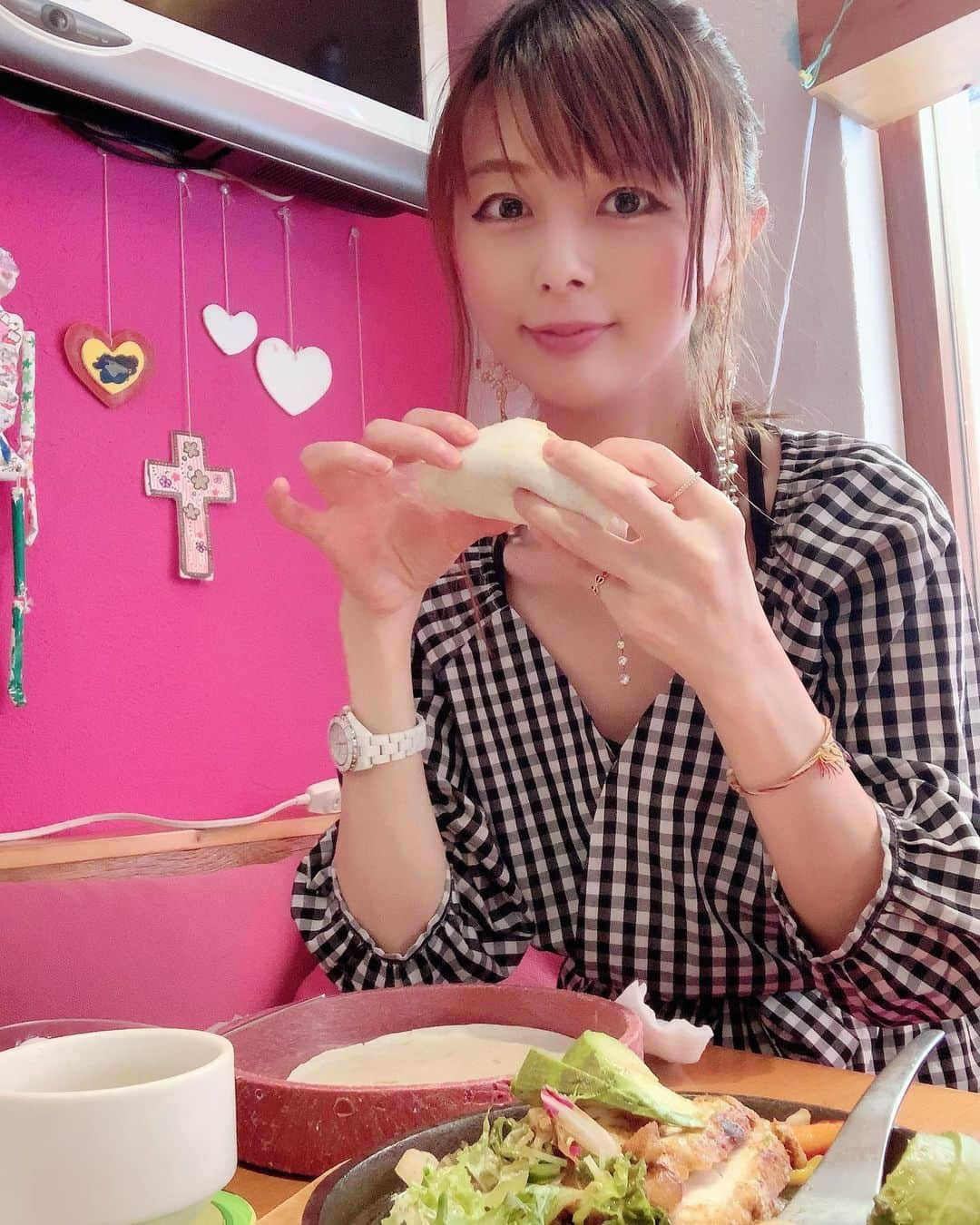 satomiさんのインスタグラム写真 - (satomiInstagram)「(@avocado_shinjuku )  昨日は新宿の🥑アボカド専門 【Mexican Dining AVOCADO】でランチ🍽 . . チキンファヒータをオーダー🥑🏋️‍♂️ ランチセットで、ワンドリンクとスープ付き😊💓 . ボリューム満点で大好きなアボカドも たくさん食べれて大満足😋🥰 ・ 居心地も良くて好きなお店✨ 男性のお客さんも多いから男性にもオススメ🌟 ・ #mexicandiningavocado  #新宿メキシカン  #新宿ランチ  #アボカド🥑  #メキシカン  #新宿ディナー  #新宿グルメ  #新宿カフェ #pr  #コラボベース #トレーニング料理 #タンパク質」6月11日 9時31分 - saatoomii47