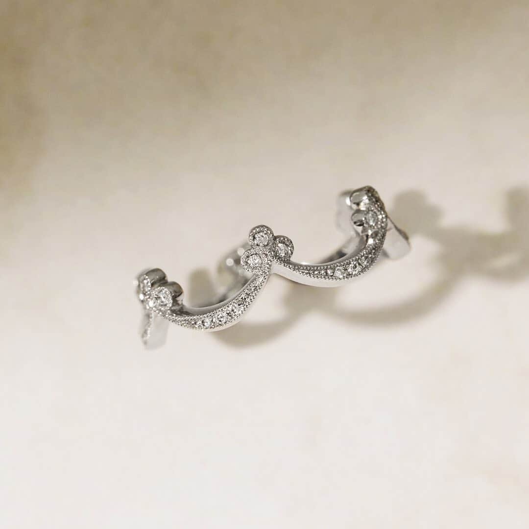 AbHerї〈アベリ〉さんのインスタグラム写真 - (AbHerї〈アベリ〉Instagram)「一周すべてに 細工を施したリング。 . ひとつひとつ手仕事で刻んだ ミルグレーションが 煌めきを引き立て 手元を優雅に魅せてくれます。  #abheri #アベリ #ring #リング」6月11日 9時32分 - abheri_official