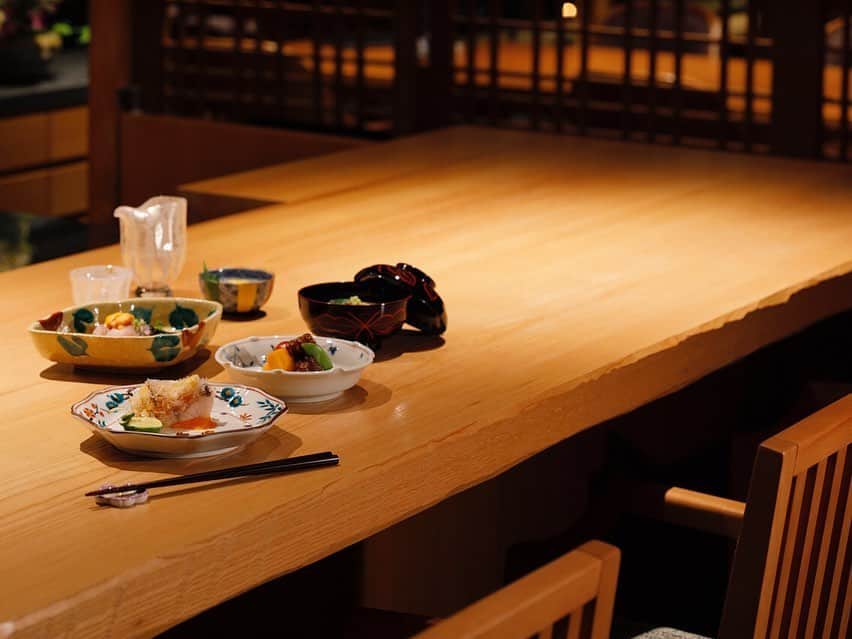 hotel nikko kanazawa ホテル日航金沢さんのインスタグラム写真 - (hotel nikko kanazawa ホテル日航金沢Instagram)「✨DINNER TIME MENU✨🌙 . ～炙りたての旬の魚と冷酒でキュッと～ 炉端焼きカウンター「華」✨ . 　揚げたて 出来たての美味しさを炉端焼きカウンターでご堪能ください🍤🍺🍶🥂 . 　のど黒の炙り、冷製の炊合せのほか、赤甘鯛、栄螺など、北陸の夏の食材でカウンターを彩ります🥗🥘🍶 . 冷えたビール、地酒の冷酒もいっそう美味しくなります🍻 . . .  #ホテル日航金沢#日航金沢#金澤#金沢#カナザワ#かなざわ#kanazawa#hotelnikkokanazawa#nikko#benkey#弁慶#ベンケイ#日本料理#カウンター#カウンターで一献#冷酒#のど黒の炙り#北陸の夏」6月11日 9時36分 - hotelnikkokanazawa