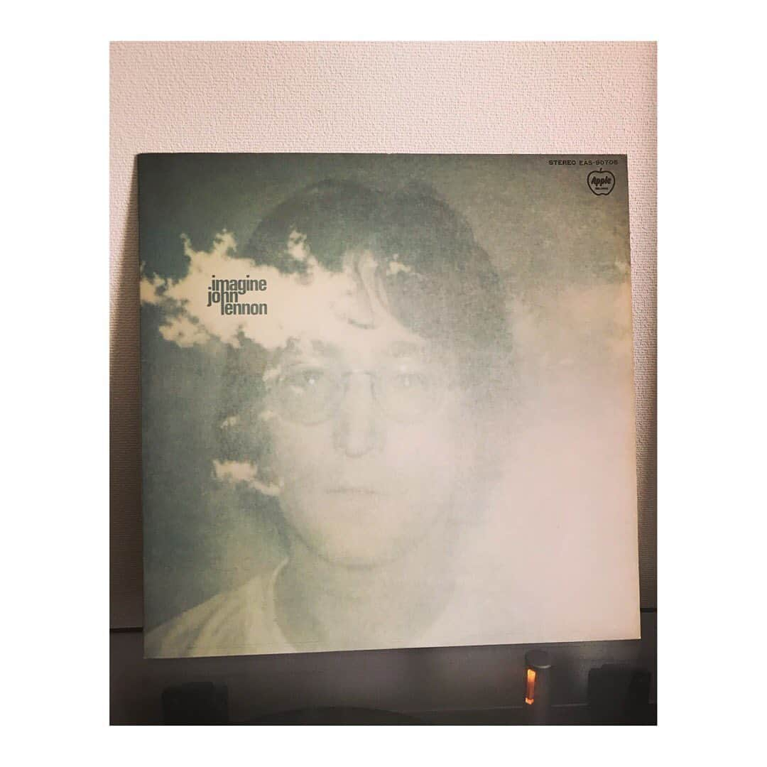 林幸治さんのインスタグラム写真 - (林幸治Instagram)「John Lennon ‎– Imagine  ジョンコルトレーン、ジョンメイヤー、ジョンフルシアンテ、ジョンフォガティ、ジョンリーフッカー、ジョンBチョッパー、いろんなジョンがいらっしゃいますが、ジョンといばジョンレノンである。  イマジン。平和への願い。  #vinyl #1971 #1977japan #japanpress #johnlennon」6月11日 9時39分 - tct_koji_hayashi