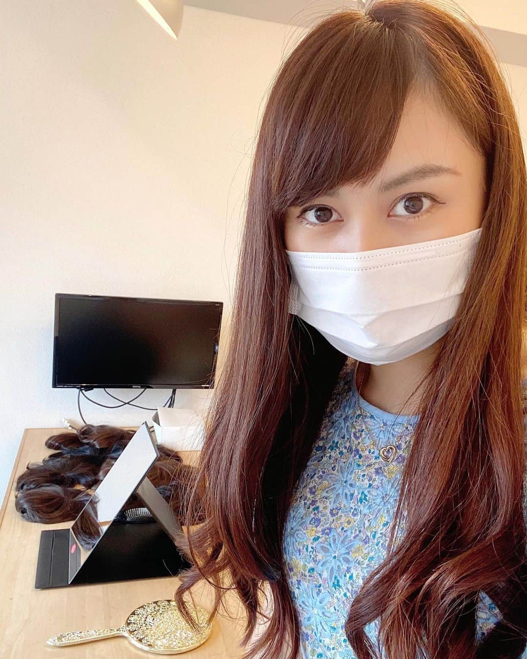 のインスタグラム：「先日横浜でオーダーメイドウィッグナチュレーヌの試着をしたよ😊✨﻿ ﻿ 他にも新宿で試着したり、﻿ ヘアサロンさんからお問い合わせ来たり﻿ お仕事再開になってからお客様が戻ってきて嬉しい😊❣️﻿ ﻿ 他にも今別の商材の営業活動をしたり、﻿ ﻿ ウィッグ以外の事業もやりたくて、﻿ 夜は美容ビジネスのセミナー出て﻿ 勉強もしてる😃✨﻿ ﻿ 4月5月のステイホームはなんだったの？﻿ って思うくらい目まぐるしい😲😲﻿ ﻿ なかなかハードだけど、﻿ 流れって重なる。﻿ ﻿ 流れがきたら、多少大変でも﻿ 「流れを止めないこと」が﻿ 大事だと思ってるよ🥰💕﻿ ﻿ そうしたら次の場所に行ける気がする✨﻿ ﻿ いつまでも同じところに入られないからね❣️﻿ ﻿ 進化していかないと😆❣️❣️﻿ ﻿ オーダーメイドウィッグは6月末まで 5000円割引キャンペーンをやってるよ😃✨﻿ ﻿ キャッシュレス還元5%もあるから﻿ お得になってます✨﻿ ﻿ 私が潔癖な方なので、﻿ コロナ対策もバッチリやってます👍﻿ ﻿ 「ナチュレーヌウィッグ」で﻿ 検索してね😊❣️﻿ .﻿ #オーダーメイドウィッグ #ナチュレーヌウィッグ #横浜 #起業女子 #会社経営 #部分ウィッグ #ウィッグ #ウィッグ試着 #ヘアサロン #自営業 #美容 #薄毛 #白髪隠し #アンチエイジング #エイジングケア #髪の悩み #経営者 #wig #japanesewig #yokohama #ceo」