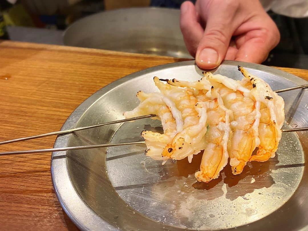 榊原みゆくさんのインスタグラム写真 - (榊原みゆくInstagram)「【Alarde】 本町にあるスペイン料理🇪🇸アラルデ🇪🇸 美魔女まぁちゃんの計らいで、特別にお昼開けてもらったのです🥳 @m.s.felice  みんなで撮った写真は後ほど🥰  バスク地方ってどこや？って思うよね、ピレネー山脈を挟んでスペイン北西部からフランス南西部にまたがる地域が歴史的なバスク(地方)。 海沿いね。  美食の街でもあるので、一度行ってみたい！！😝写真を見るだけで、色んな妄想が膨らむわ🥰  それは、さておき、ほんまに！こんなに品数多くて、美味しくて、コスパ最高でした！！ 昼から開けて頂いてありがとうございます😊  あぁ、ステキな人と過ごせて、美味しいものって、人を幸せにするね🥰  最後に写ってるのはシェフの山本さん。@yoshitsuguyamamoto  #basquecheesecake #basque #lunch #honmachi #alarde #osaka #osakalunch #spain #spanish #spanishfood #español #バスク料理 #バスクチーズケーキ #本町ランチ #アラルデ #muchasgracias #delicioso #muyrico」6月11日 9時56分 - miyukuscarab