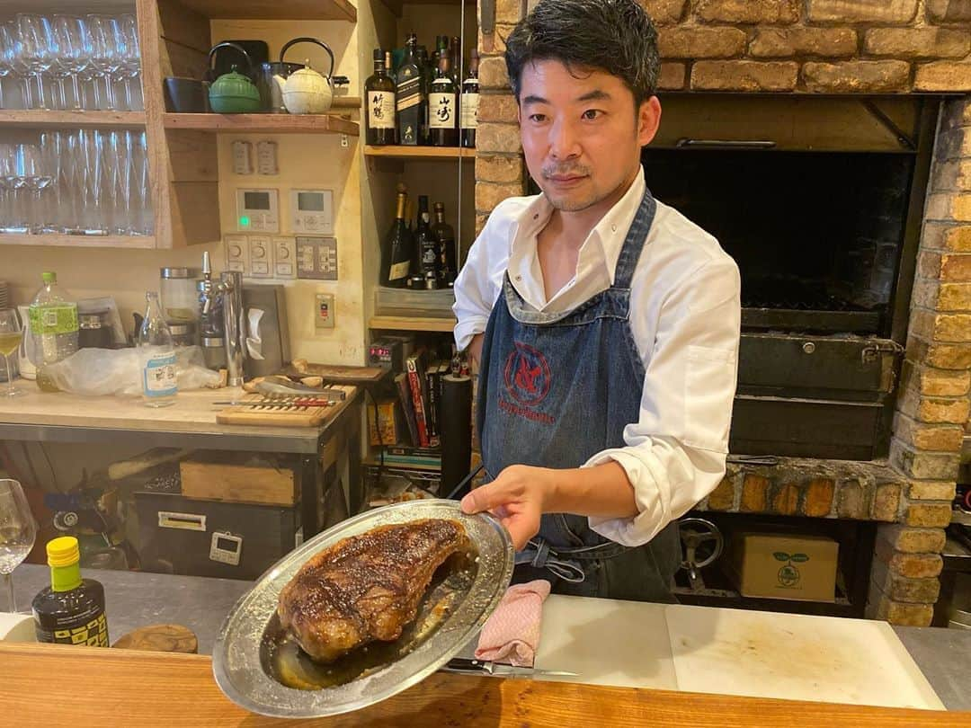 榊原みゆくさんのインスタグラム写真 - (榊原みゆくInstagram)「【Alarde】 本町にあるスペイン料理🇪🇸アラルデ🇪🇸 美魔女まぁちゃんの計らいで、特別にお昼開けてもらったのです🥳 @m.s.felice  みんなで撮った写真は後ほど🥰  バスク地方ってどこや？って思うよね、ピレネー山脈を挟んでスペイン北西部からフランス南西部にまたがる地域が歴史的なバスク(地方)。 海沿いね。  美食の街でもあるので、一度行ってみたい！！😝写真を見るだけで、色んな妄想が膨らむわ🥰  それは、さておき、ほんまに！こんなに品数多くて、美味しくて、コスパ最高でした！！ 昼から開けて頂いてありがとうございます😊  あぁ、ステキな人と過ごせて、美味しいものって、人を幸せにするね🥰  最後に写ってるのはシェフの山本さん。@yoshitsuguyamamoto  #basquecheesecake #basque #lunch #honmachi #alarde #osaka #osakalunch #spain #spanish #spanishfood #español #バスク料理 #バスクチーズケーキ #本町ランチ #アラルデ #muchasgracias #delicioso #muyrico」6月11日 9時56分 - miyukuscarab