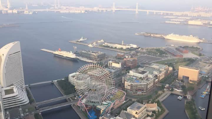 横浜ロイヤルパークホテルのインスタグラム：「思うように旅行が出来なくても、ホテルに宿泊した気分が少しでも味わえますように。  横浜ロイヤルパークホテルが誇る、客室からの絶景を少しだけお届けします。  ベイブリッジビューの客室からは、港や観覧車など横浜らしい景色がご覧いただけます🎡  昼間から夕暮れ、そして夜景。 毎分、毎秒、表情を変える景色はずっと見ていても飽きません。  また気兼ねなく旅行が出来るようになりましたら、ぜひこの絶景をご覧にお越しください。  #横浜ロイヤルパークホテル #yokohamaroyalparkhotel #横浜 #yokohama #thepreferredlife #royalparkhoteljp #絶景 #絶景ホテル #ホテルからの景色 #niceview #hotel #hotelstay #ホテルステイ #ステイケーション #おうち時間 #横浜ロイヤルパークホテルからの絶景 #nofilter」