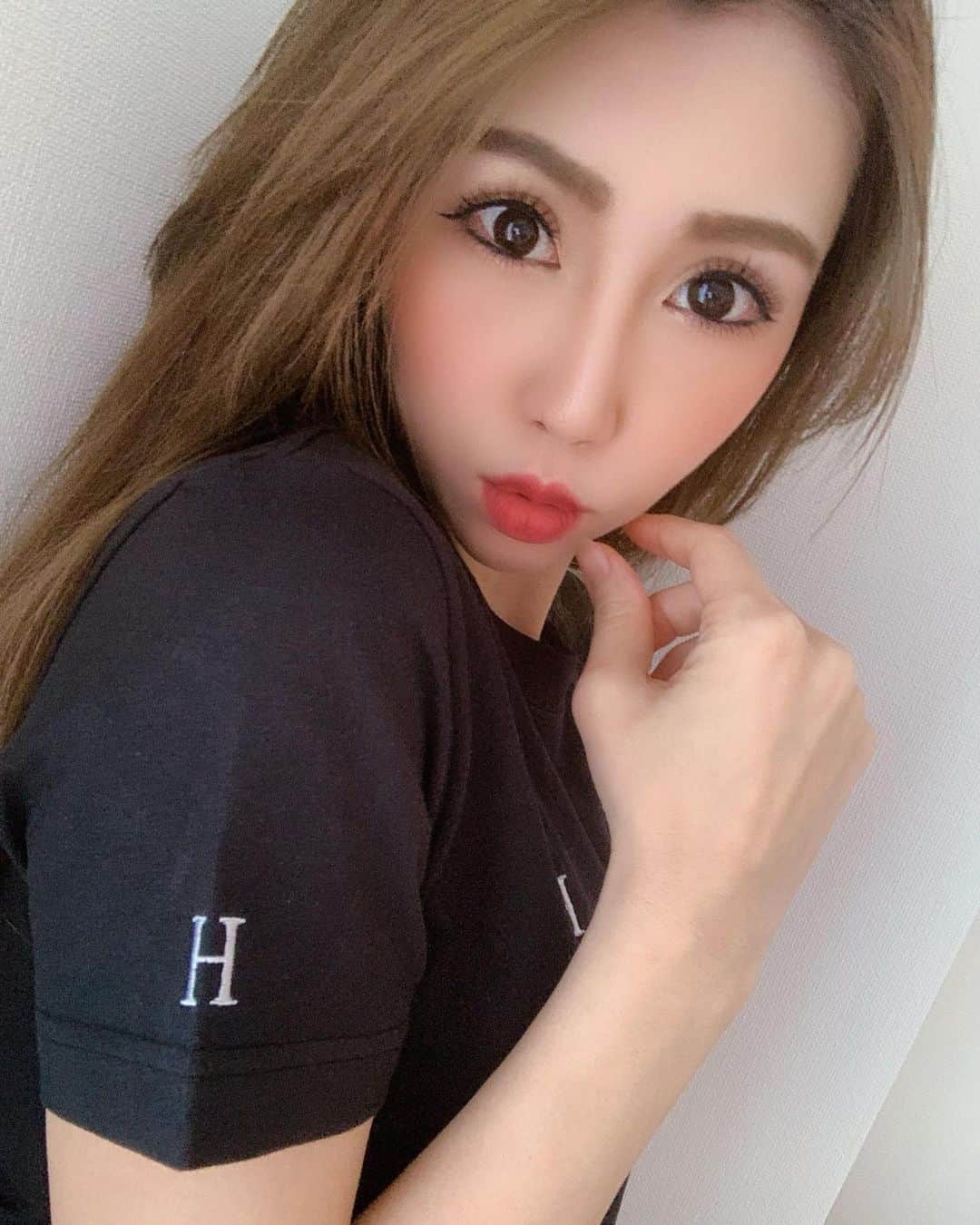 のインスタグラム：「. . 昨日ストーリーで質問のやつやったら ヒルトンリッチの事結構あって嬉しかった💕 私はホワイト✖︎オレンジとブラック✖︎シルバー🤍 このワンポイントロゴTシャツすごい人気みたい🥳 ユニセックスで私はXS着てるよ❤️ 今月末にヒルトンリッチからお知らせあるかも🤭 @hillton_rich 👈🏼チェック&フォローしといてね😘 . . . #hilltonrich #ヒルトンリッチ #パンツ履くならヒルトンリッチ #シングルマザー #シンママ #シンママライフ #女の子ママ #ママモデル #ママでも綺麗に #momlife #modelmom #momfashion  #172cm #172cmコーデ #ootd #outfit  #모델 #데리룩 #팔로우 #데일리룩」