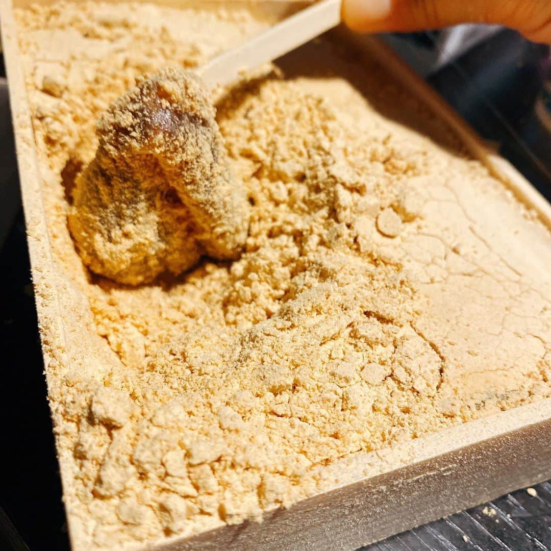 朋未のインスタグラム：「ツバメヤの黄金わらび  きなこ多すぎてどうしたらいいかわからんけど つるっもちっとしてて美味しかった😍  #ツバメヤ #ツバメヤのわらび餅  #黄金わらび #名古屋スイーツ #大名古屋ビルヂング」