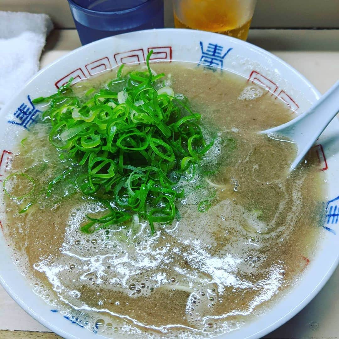 小椋ケンイチ(おぐねー)さんのインスタグラム写真 - (小椋ケンイチ(おぐねー)Instagram)「博多は薬院駅近くにある はっちゃんラーメン🍜!! 地元の人が連れてってくれた背脂たっぷりのとんこつラーメンです✨ もちろんお汁全部は飲めないけど笑 細麺でコクのあるこのラーメン🍜くせになるー😋笑 #八ちゃんラーメン」6月11日 10時12分 - kenichi_ogura