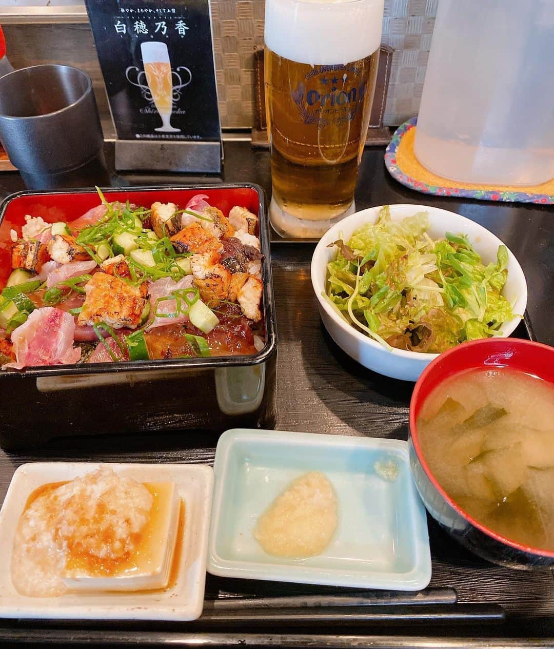 大崎初音のインスタグラム：「． いつぞやのまんまランチシリーズ😋 ． この日は海鮮丼🐟 ． 本当はこれにウニとアボカドが入っているのだけれど、苦手なので抜いてもらいました🌀 ． その代わりにウナギがたくさん〜.°ʚ(*´꒳`*)ɞ°.✨ ． オリオンビールも飲んで贅沢ランチでした〜🍺 ． #まんまグラム  #東新宿まんま  #東新宿ランチ  #海鮮丼」