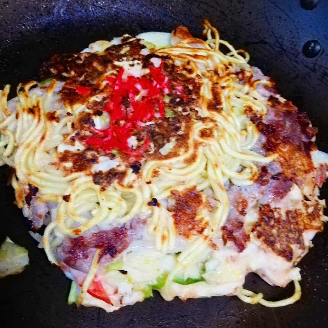松本隆博のインスタグラム：「。 朝6時に起きて、朝食にお好み焼き そして、作り置きを8枚焼く僕は 相当変だよな(￣▽￣;)^^; あ、みんなおはよう雨だねー。 ～人生遊歩道～」