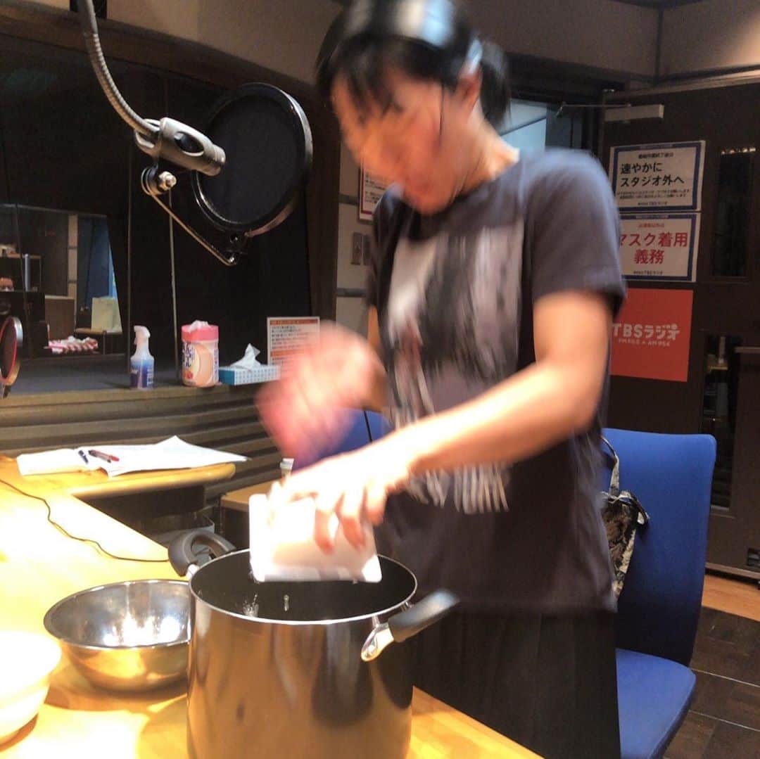 イモトアヤコさんのインスタグラム写真 - (イモトアヤコInstagram)「・ #tbsラジオ #イモトアヤコのすっぴんしゃん 毎週水曜21:30 #昨日でした… #だけどタイムフリーで聴けます #御味噌汁に豆腐を入れるときお湯が跳ね返らない方法をリスナーさんに教えてもらい実践してみした 📩suppin@tbs.co.jp」6月11日 10時22分 - imotodesse