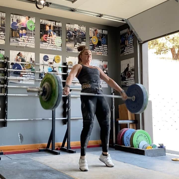 マッティ・ロジャーズのインスタグラム：「Last day out here feat. deload snatches that had to be perfect or I might not ever be allowed back idk. I got to extend my camp by a few days and am feeling so grateful. These camps are some of my favorite weeks of the entire year & I truly think I leave each one a better athlete & a better person thanks to @aimees2cents, @catalystathletics and the team. It’s such an amazing group of people and I DON’T EVER WANT TO LEAVE I love it here so much (except I miss my cats & Sean)」