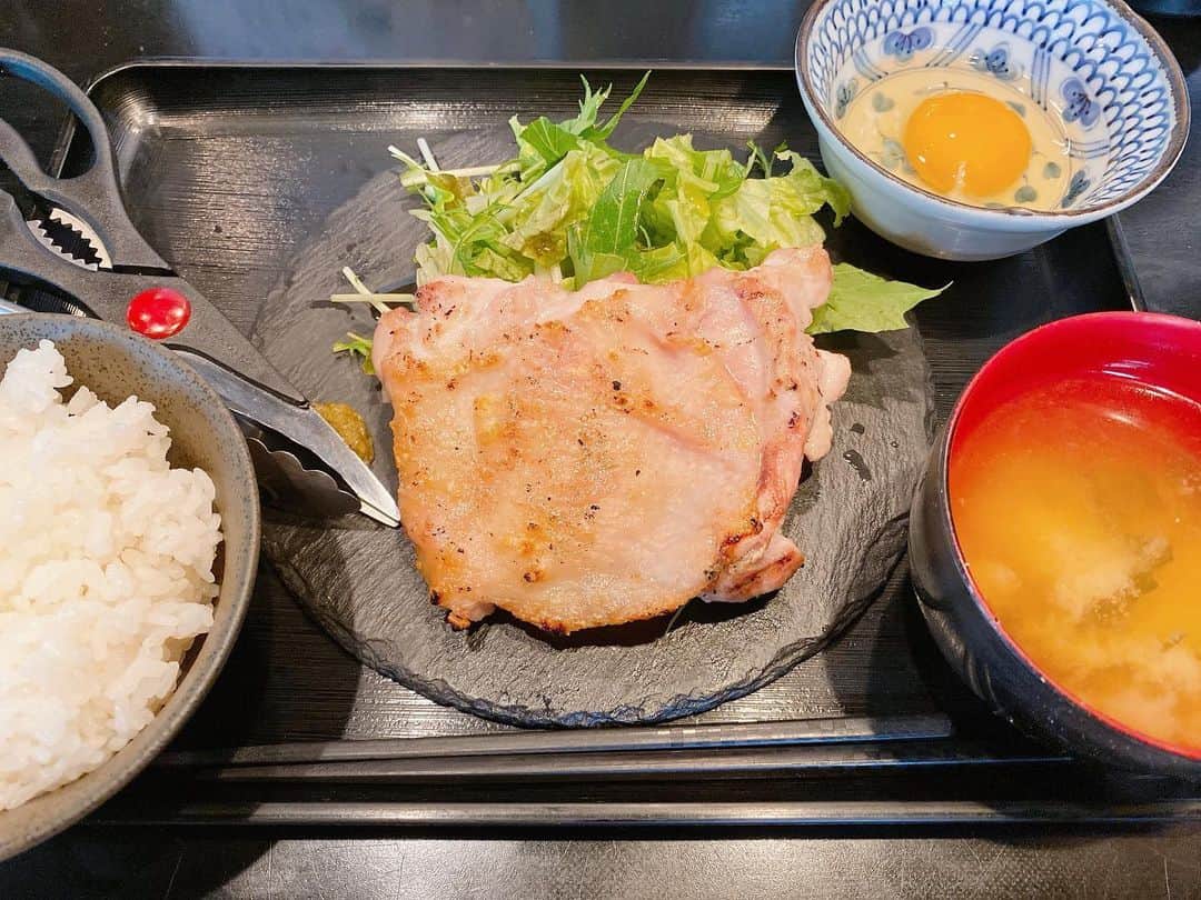 大崎初音のインスタグラム：「． 続けて、いつぞやのまんまランチシリーズ😋 ． この日は鶏もも肉の炭火焼✨ ． ランチにこれを食べながら、テイクアウトで鶏４種盛りをお願いしたら笑われました🤣 ． 鶏肉って、炭火で焼くと美味しさ50倍くらいになりませんか？ ． 生卵付きでお得感満載です😊 ． #まんまグラム  #おうちでまんま  #東新宿まんま  #東新宿ランチ  #鶏もも肉の炭火焼き」