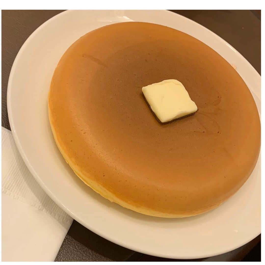 のインスタグラム：「おはようございます。  自粛が解除されて、久しぶりにパンケーキを食べました。 昔よりますます美味しくなっていました。 あーなんて美味しいんだろうって思いました。 久しぶりにいただいて、ますます美味しくなってるって思うと、すっごいパワーが湧いてきました。 おそらく、ずっーと同じように作ってるのだろうから同じ味なんだろうけど、、私が勝手に感じてるだけなのかもしれないし、、だけど、むかーし昔よくいただいてたものを久しぶりに食べて、ますます美味しい😄って感じると、もの凄く元気がでました。私の味覚にますます寄り添ってくれてました。あーこれからも　頑張ろってしみじみ思えました。 『お店の皆さん、ありがとうございますって』心から感謝 です。 今度は、家で私も作ってみよう😄🥞❤️。 家で作ってみようなんて思ったことなかった😆。 あーなんて、新しい私になってるんだろ😄‼️ . . .  #大和悠河　#yugayamato #パンケーキ　#新しい私  #pancake  #pancakes🥞  #懐かしい香り  #懐かしい味  #梅雨入り」