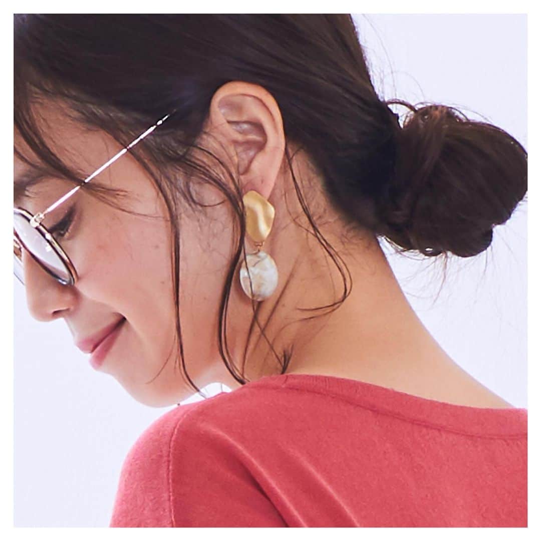 のインスタグラム：「. 【2020 summer collection】 . ゴールドのメタリックな質感と、つるんとしたマーブルストーンが大人の雰囲気のピアス🌿 . . ▶pierce メタル×マーブルラウンドピアス No. 53468746 オフホワイト/ベージュ ￥1,980- . . #furryrate #ファーリーレート #furry #ファーリー #pierce #ピアス #summer #夏 #fashion #accessory #ピアス #アクセサリー #メタル #マーブルストーン」