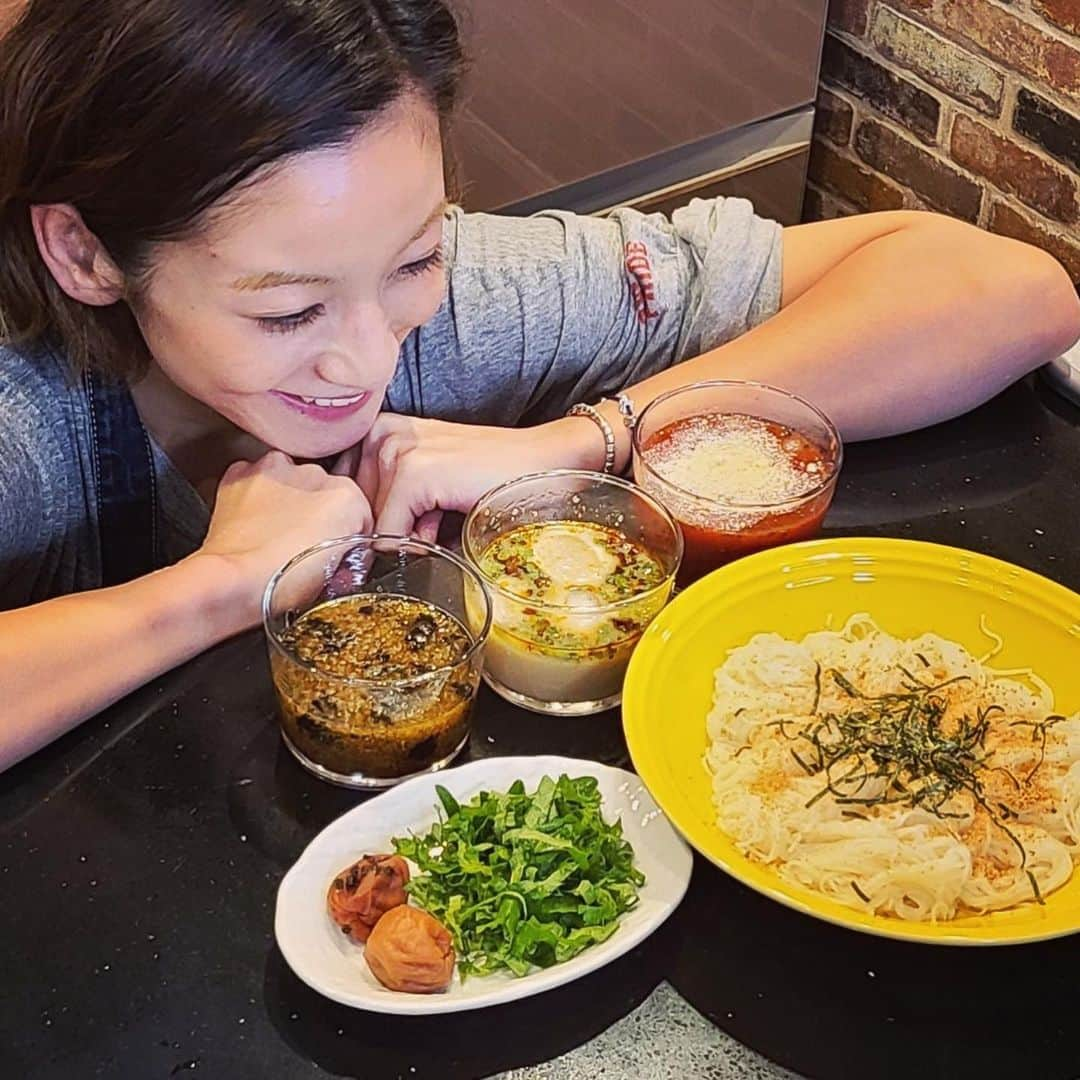 西山茉希さんのインスタグラム写真 - (西山茉希Instagram)「住み込み従業員兼常連ーズと、 店主。  #西山食堂  アボカドはママが食べるもの。 から、 アボカドはみんなで食べるもの。 になればいいなと、 ハンバーグに混ぜ込んでみるとゆう日。  #youtube #俺流チャンネル  レシピは後日公開される俺流チャンネルにて参考にしてみてください。 m(__)m 《出演情報》 6月11日(木)  15時40分～16時54分 テレビ東京「よじごじDays」生放送  https://www.tv-tokyo.co.jp/yojigoji/smp/  #本日生放送 #よじごじdays  お邪魔します。 ぐんもです。  #美味しいは嬉しい #😋」6月11日 10時40分 - maki.nshiyama50