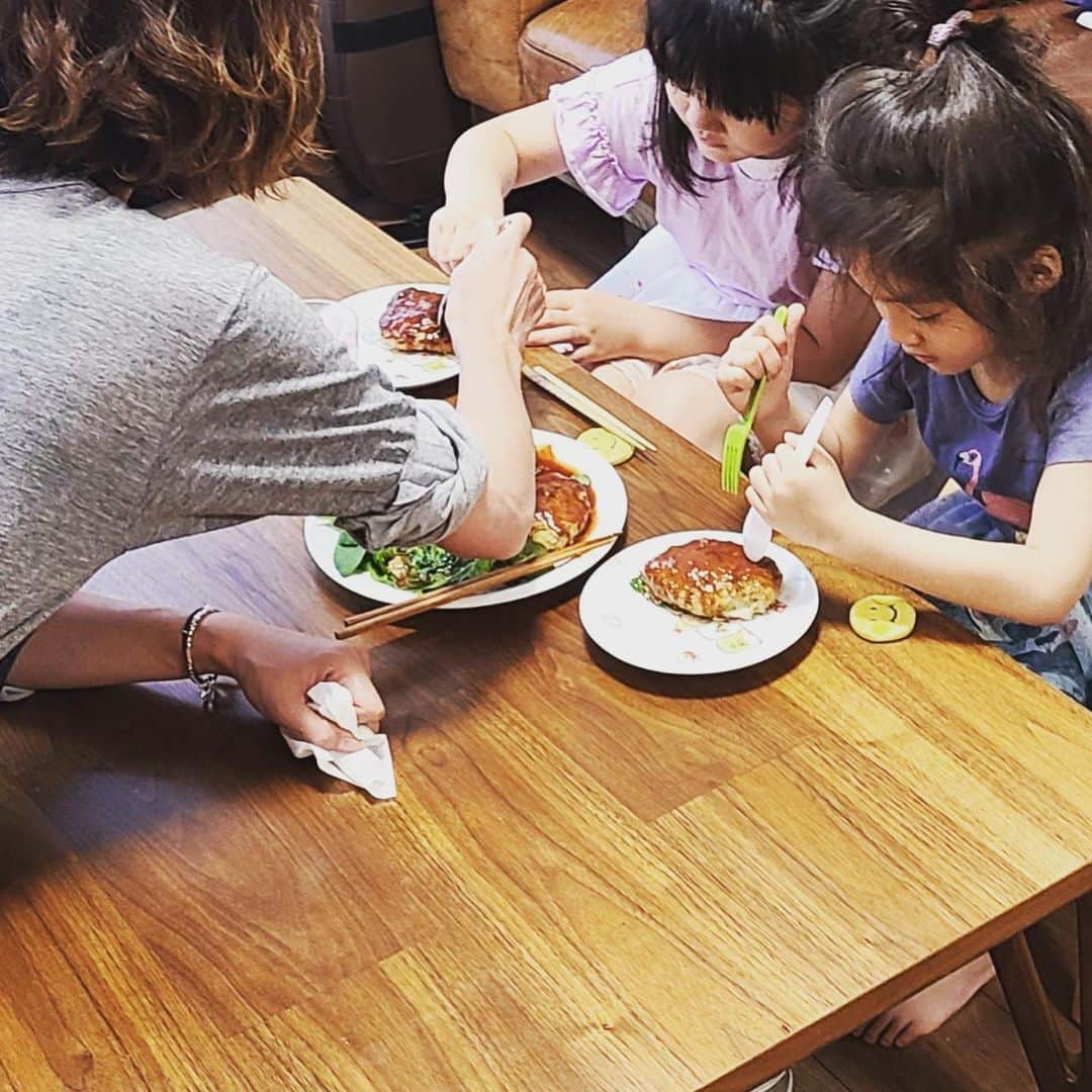 西山茉希さんのインスタグラム写真 - (西山茉希Instagram)「住み込み従業員兼常連ーズと、 店主。  #西山食堂  アボカドはママが食べるもの。 から、 アボカドはみんなで食べるもの。 になればいいなと、 ハンバーグに混ぜ込んでみるとゆう日。  #youtube #俺流チャンネル  レシピは後日公開される俺流チャンネルにて参考にしてみてください。 m(__)m 《出演情報》 6月11日(木)  15時40分～16時54分 テレビ東京「よじごじDays」生放送  https://www.tv-tokyo.co.jp/yojigoji/smp/  #本日生放送 #よじごじdays  お邪魔します。 ぐんもです。  #美味しいは嬉しい #😋」6月11日 10時40分 - maki.nshiyama50